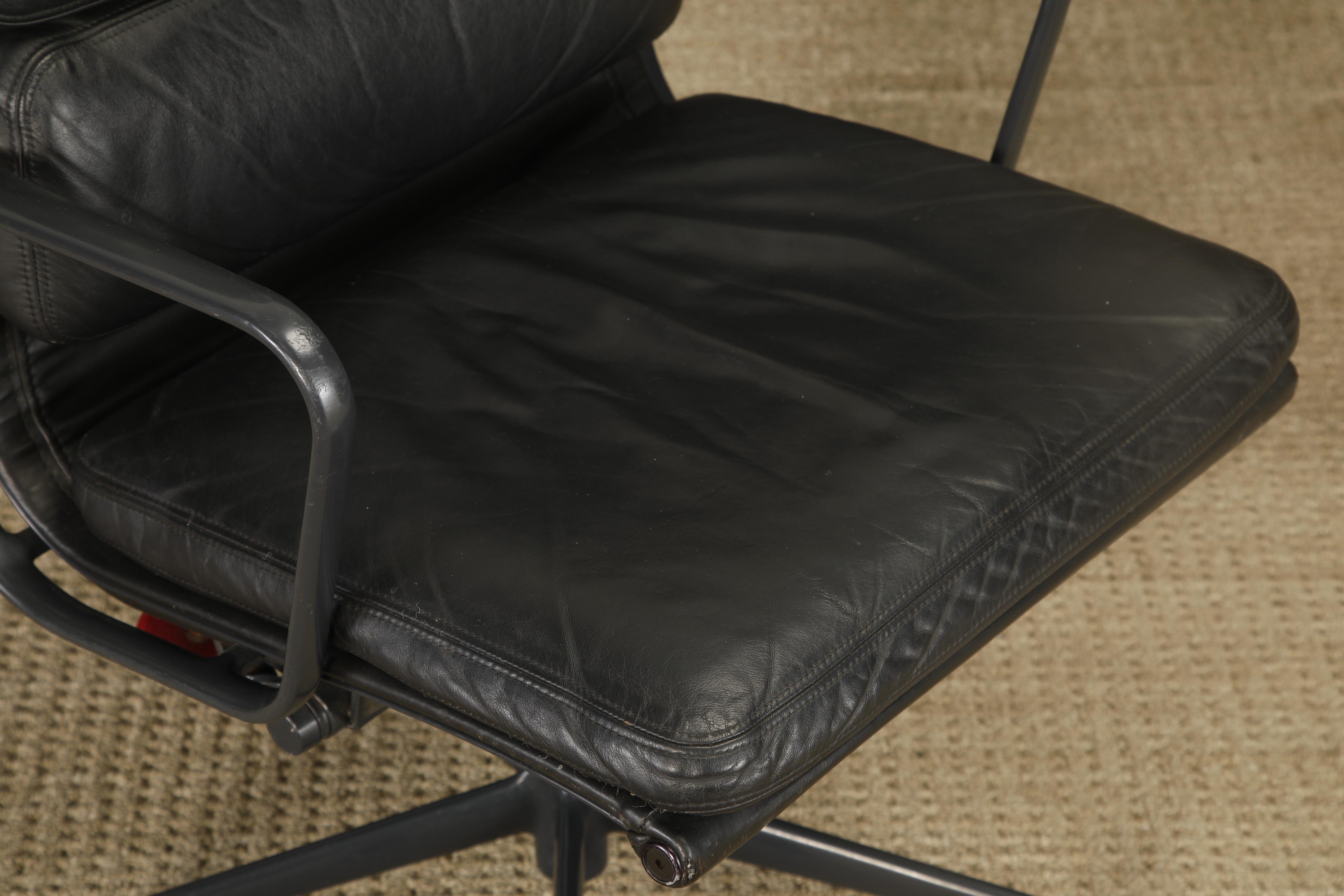 Sedia da scrivania Soft Pad Nero su Nero di Charles Eames per Herman Miller, firmata in vendita 7