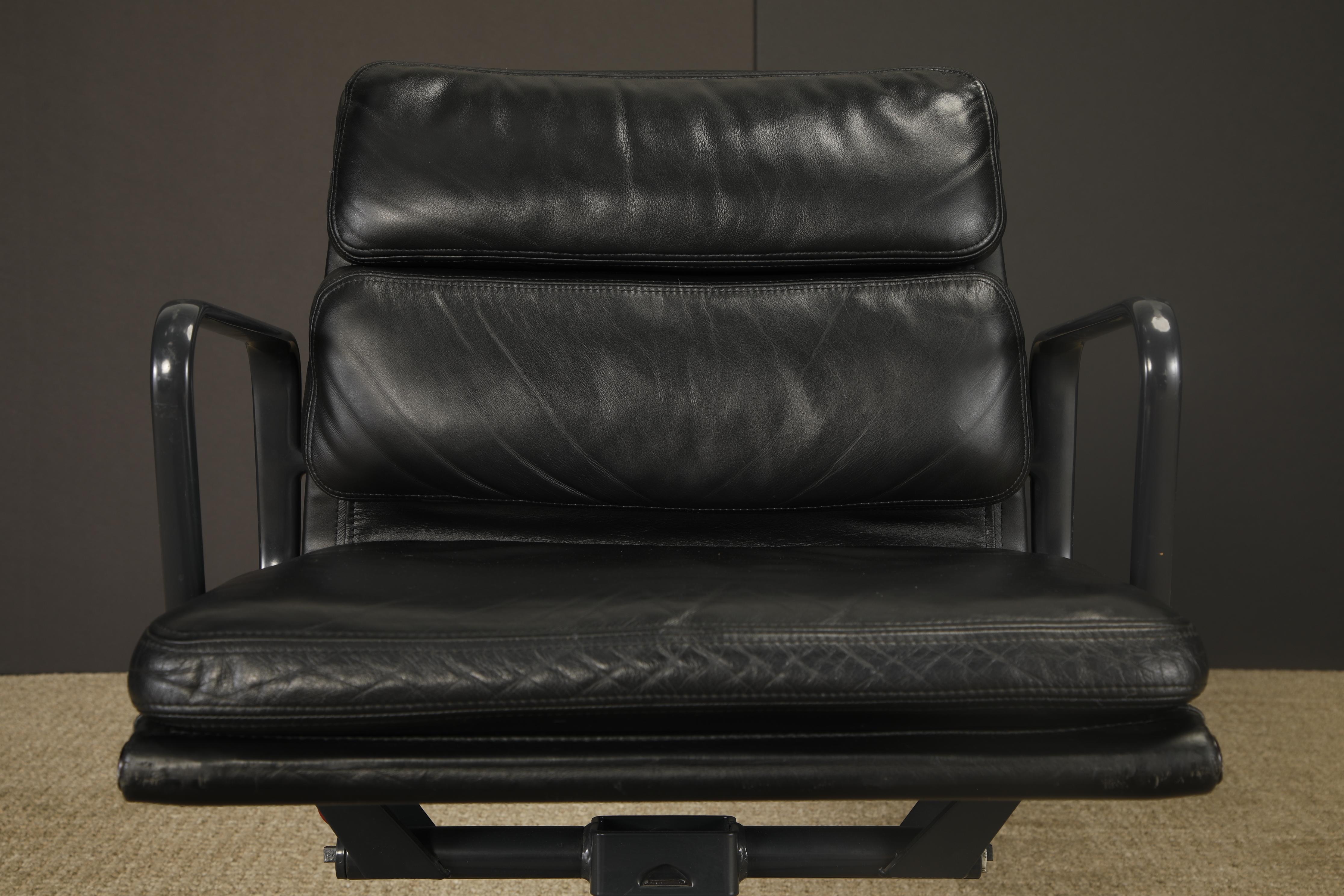 Sedia da scrivania Soft Pad Nero su Nero di Charles Eames per Herman Miller, firmata in vendita 8