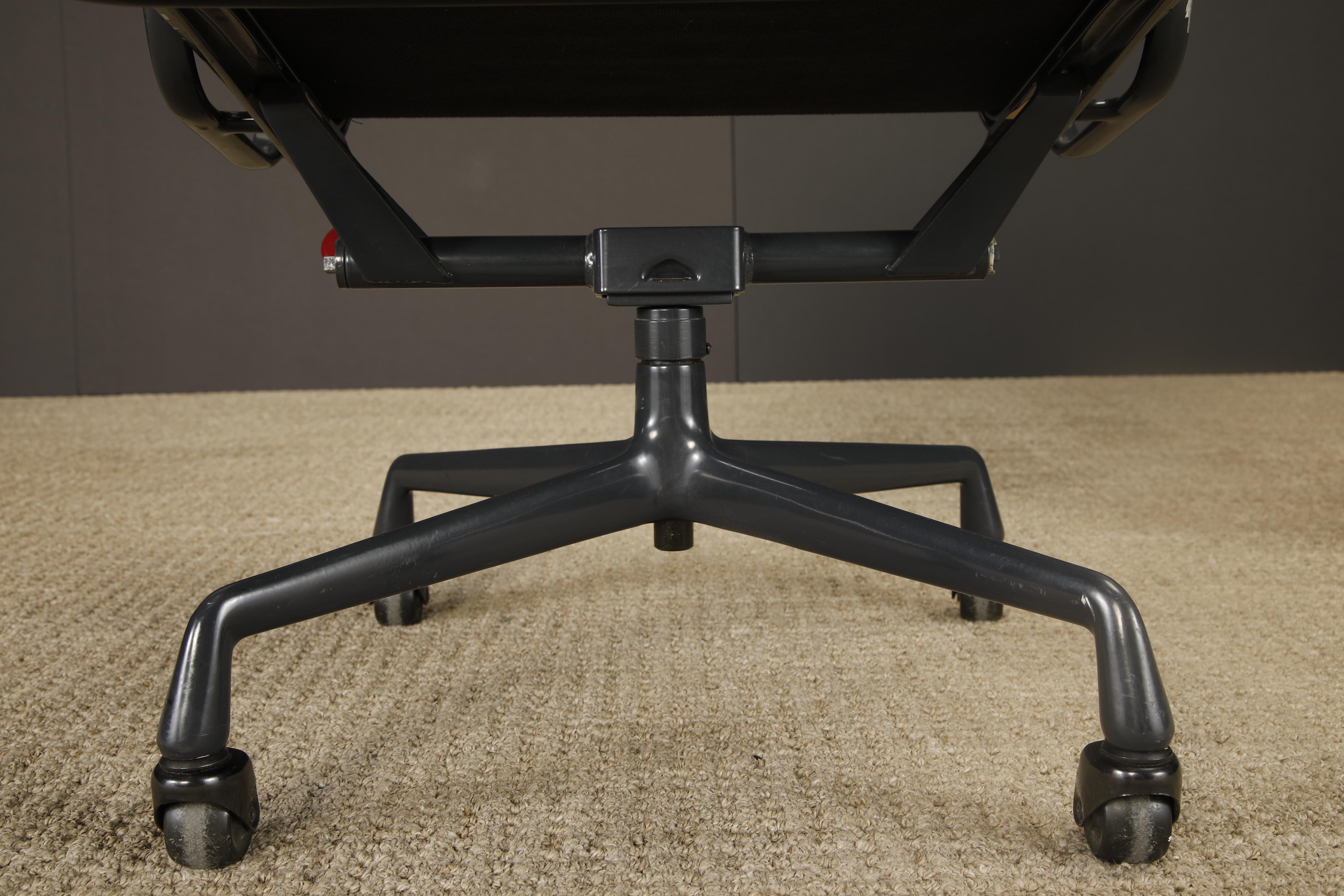 Sedia da scrivania Soft Pad Nero su Nero di Charles Eames per Herman Miller, firmata in vendita 9