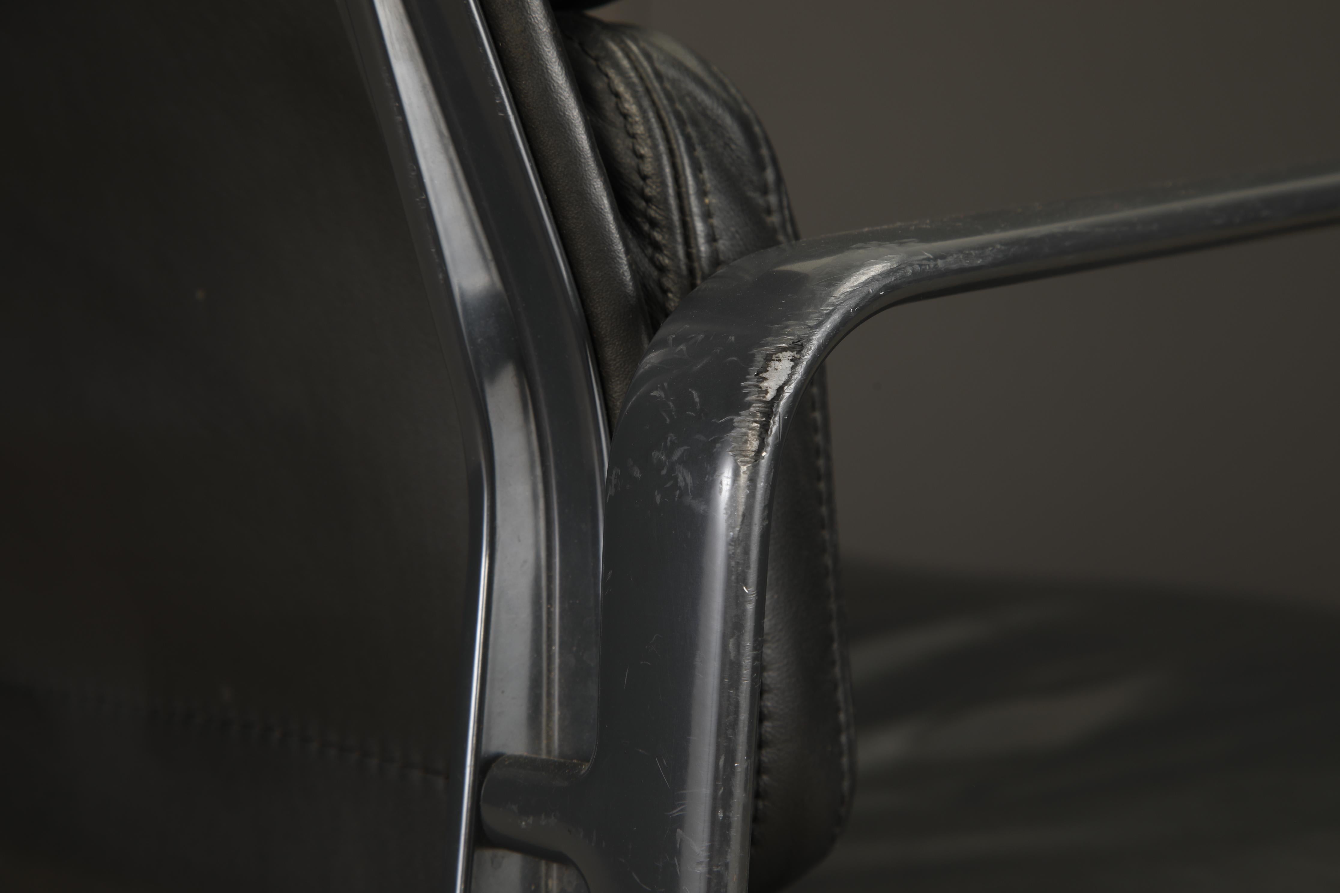 Sedia da scrivania Soft Pad Nero su Nero di Charles Eames per Herman Miller, firmata in vendita 10