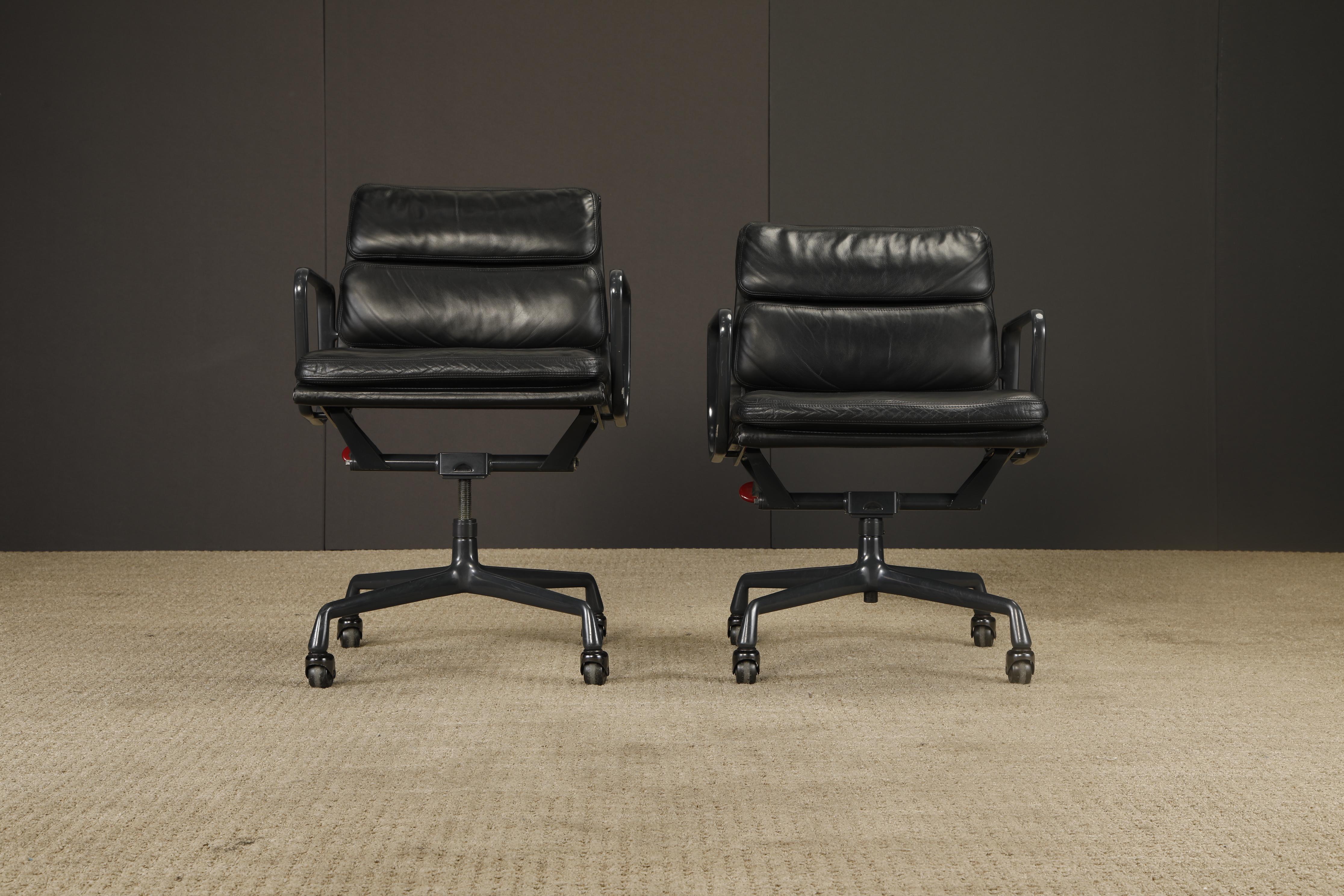 Sedia da scrivania Soft Pad Nero su Nero di Charles Eames per Herman Miller, firmata in vendita 11