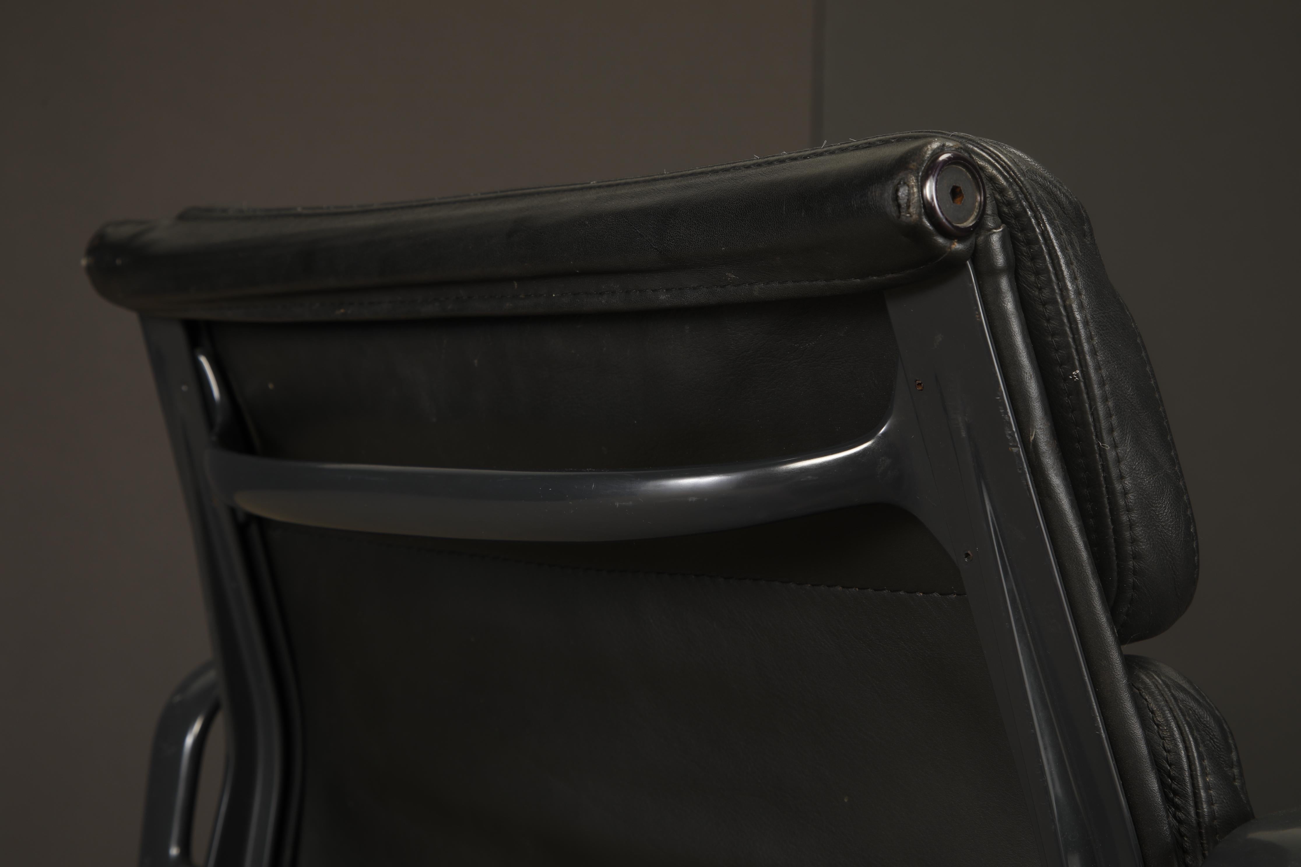 Sedia da scrivania Soft Pad Nero su Nero di Charles Eames per Herman Miller, firmata in vendita 11