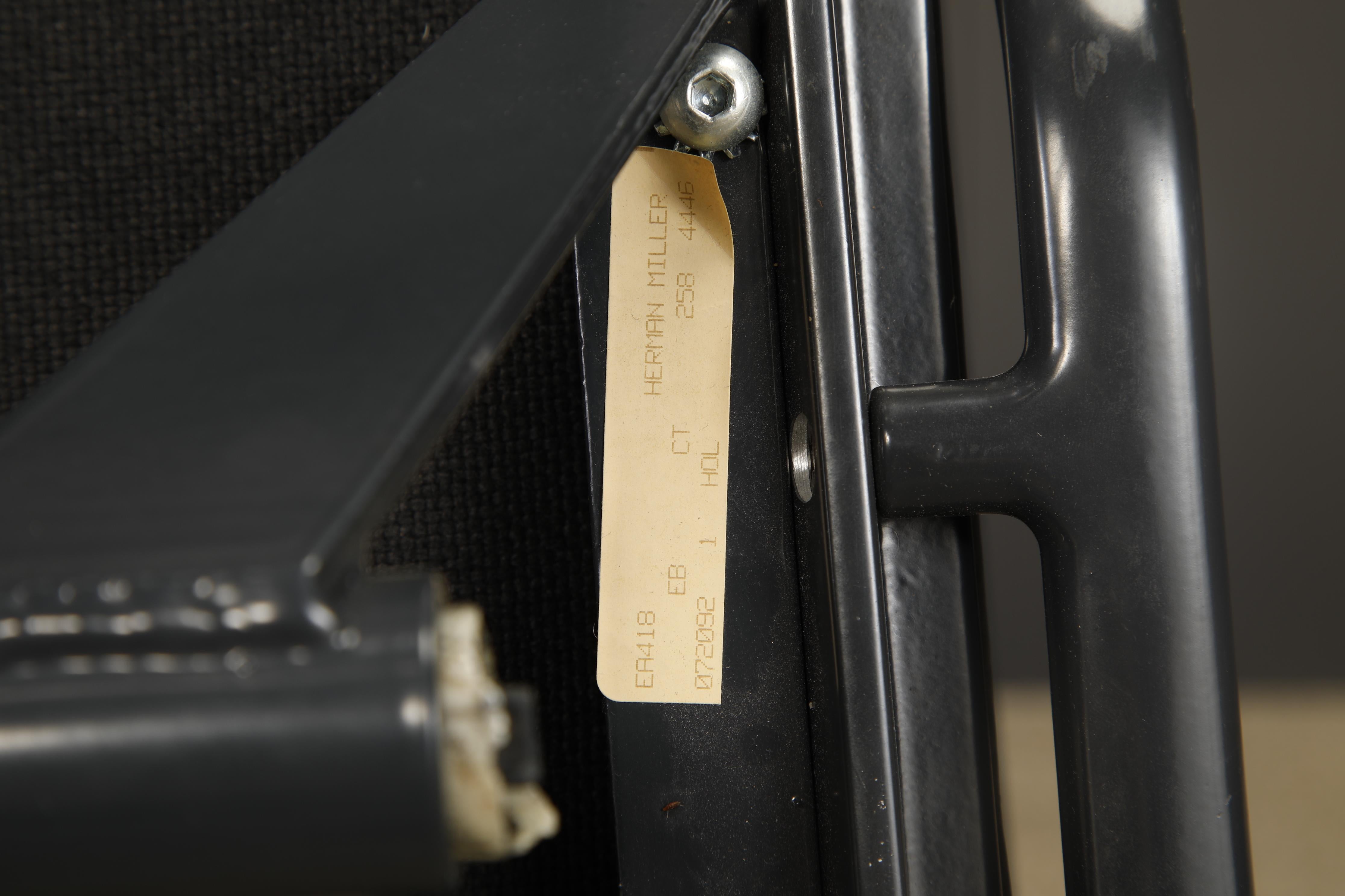 Sedia da scrivania Soft Pad Nero su Nero di Charles Eames per Herman Miller, firmata in vendita 12