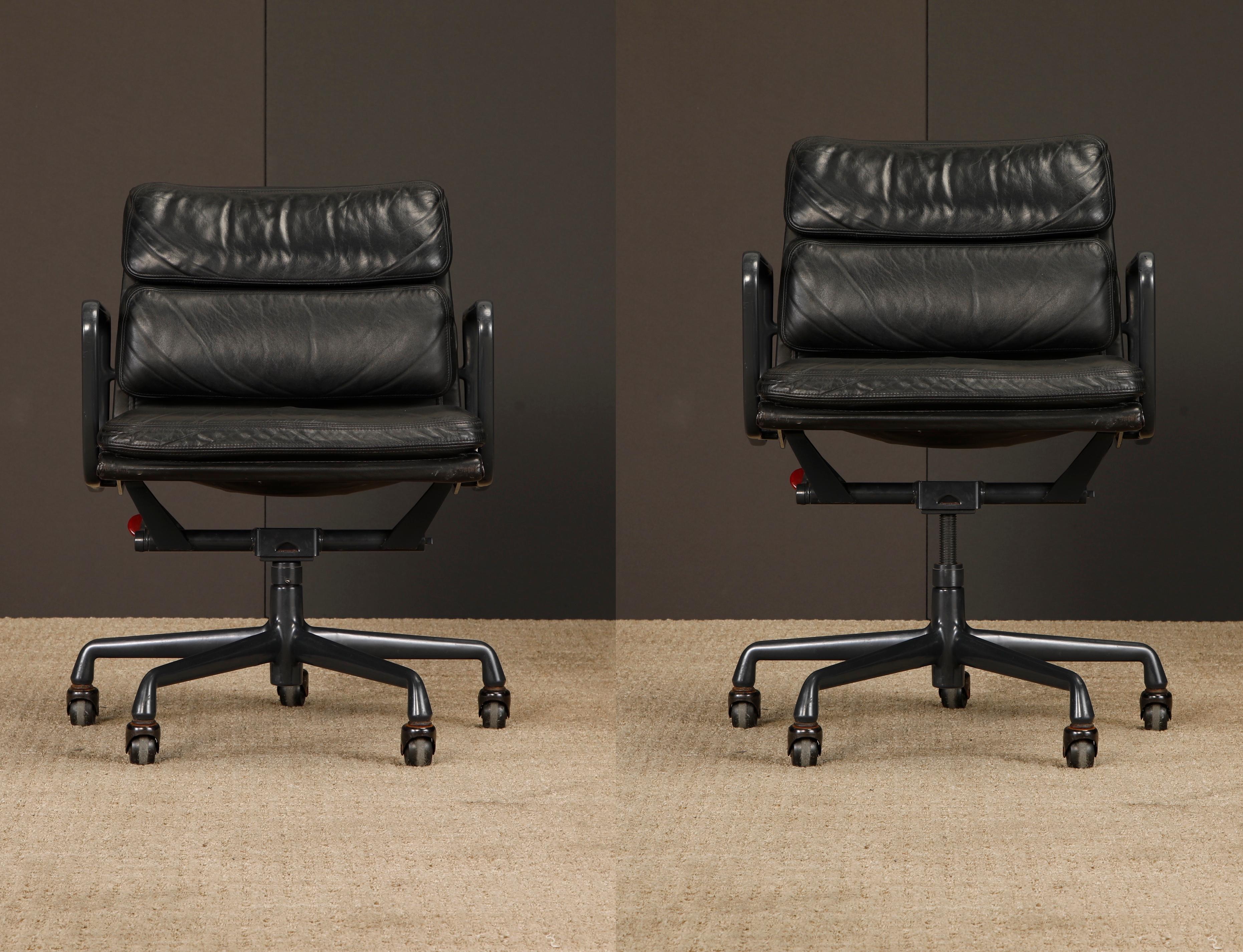 Sedia da scrivania Soft Pad Nero su Nero di Charles Eames per Herman Miller, firmata in vendita 12
