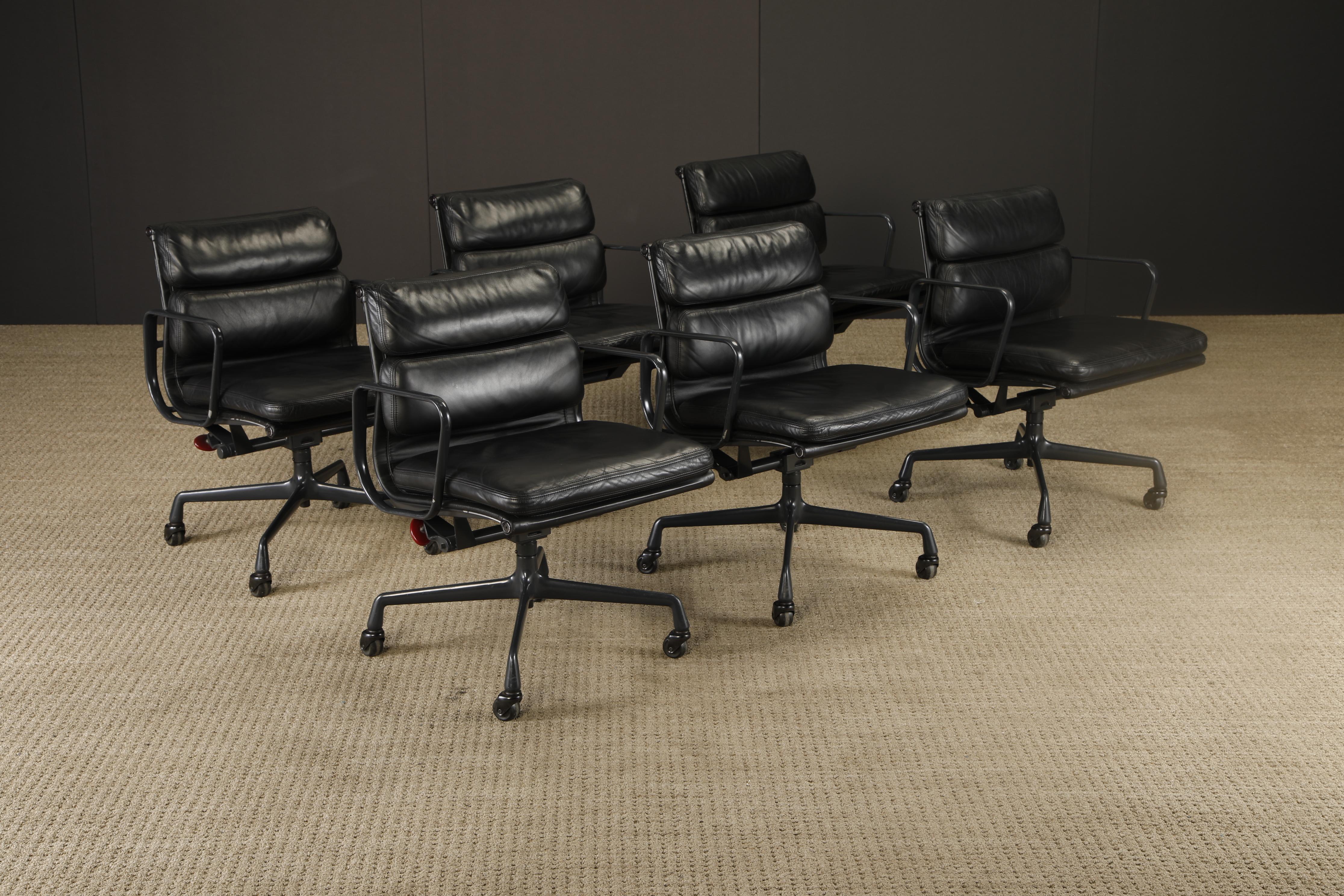 Un classico del comfort modernista, queste rare varianti di colore (nero su nero) sono girevoli.  La sedia da scrivania di Charles e Ray Eames per Herman Miller fa parte dell'iconica serie Soft Pad, introdotta originariamente nel 1969. Questo