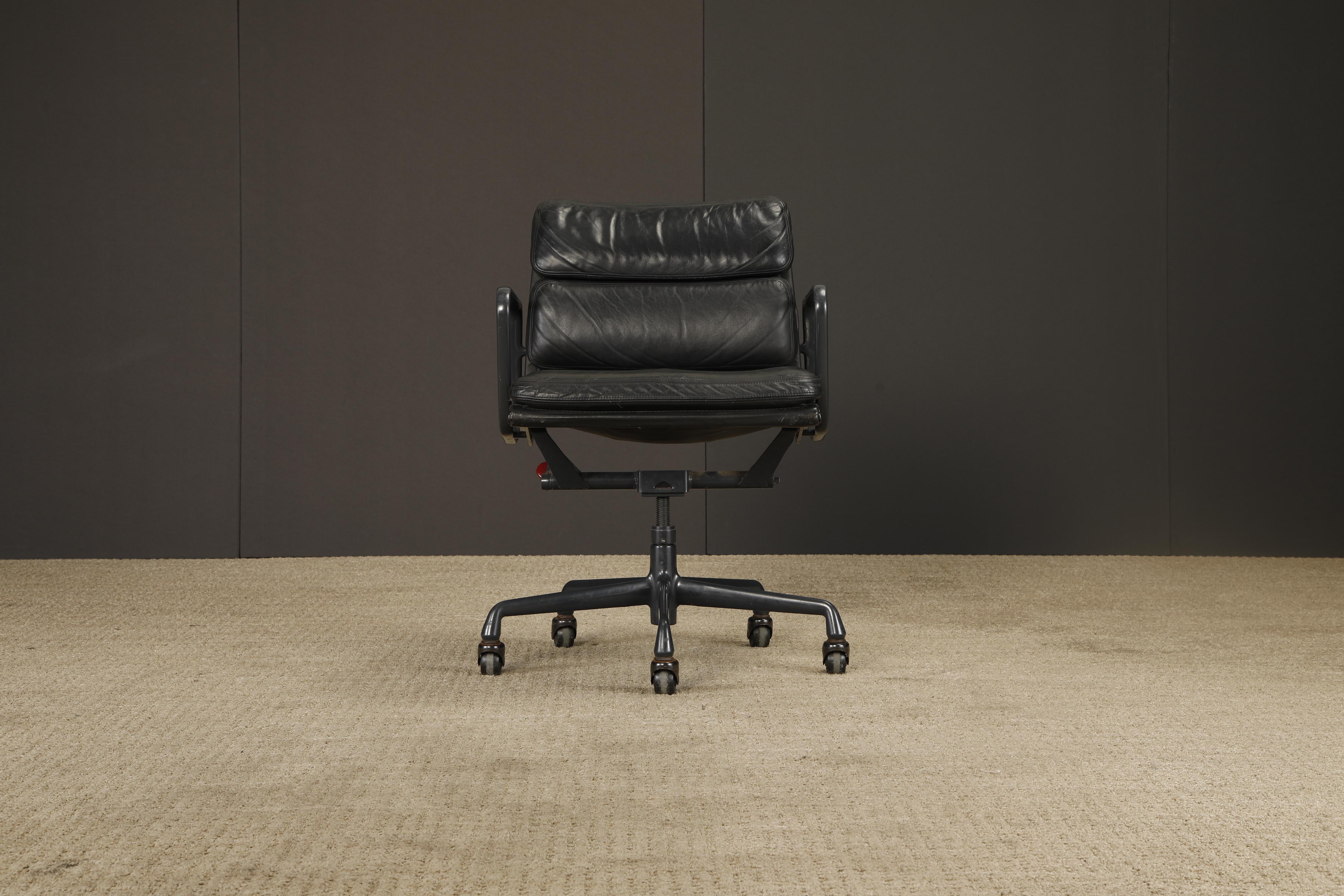 Un classico del comfort modernista, questa rara modalità di colore (nero su nero) girevole  La sedia da scrivania di Charles e Ray Eames per Herman Miller fa parte dell'iconica serie Soft Pad, introdotta originariamente nel 1969. Questo esemplare
