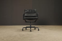 Sedia da scrivania Soft Pad Nero su Nero di Charles Eames per Herman Miller, firmata