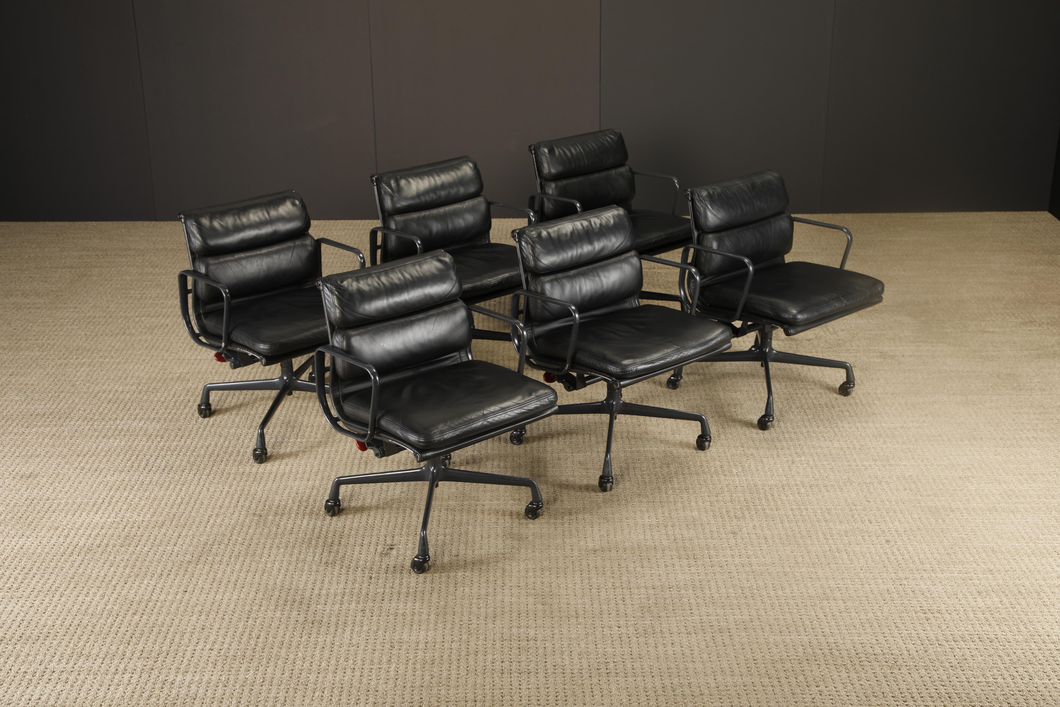 Mid-Century moderno Sedia da scrivania Soft Pad Nero su Nero di Charles Eames per Herman Miller, firmata in vendita