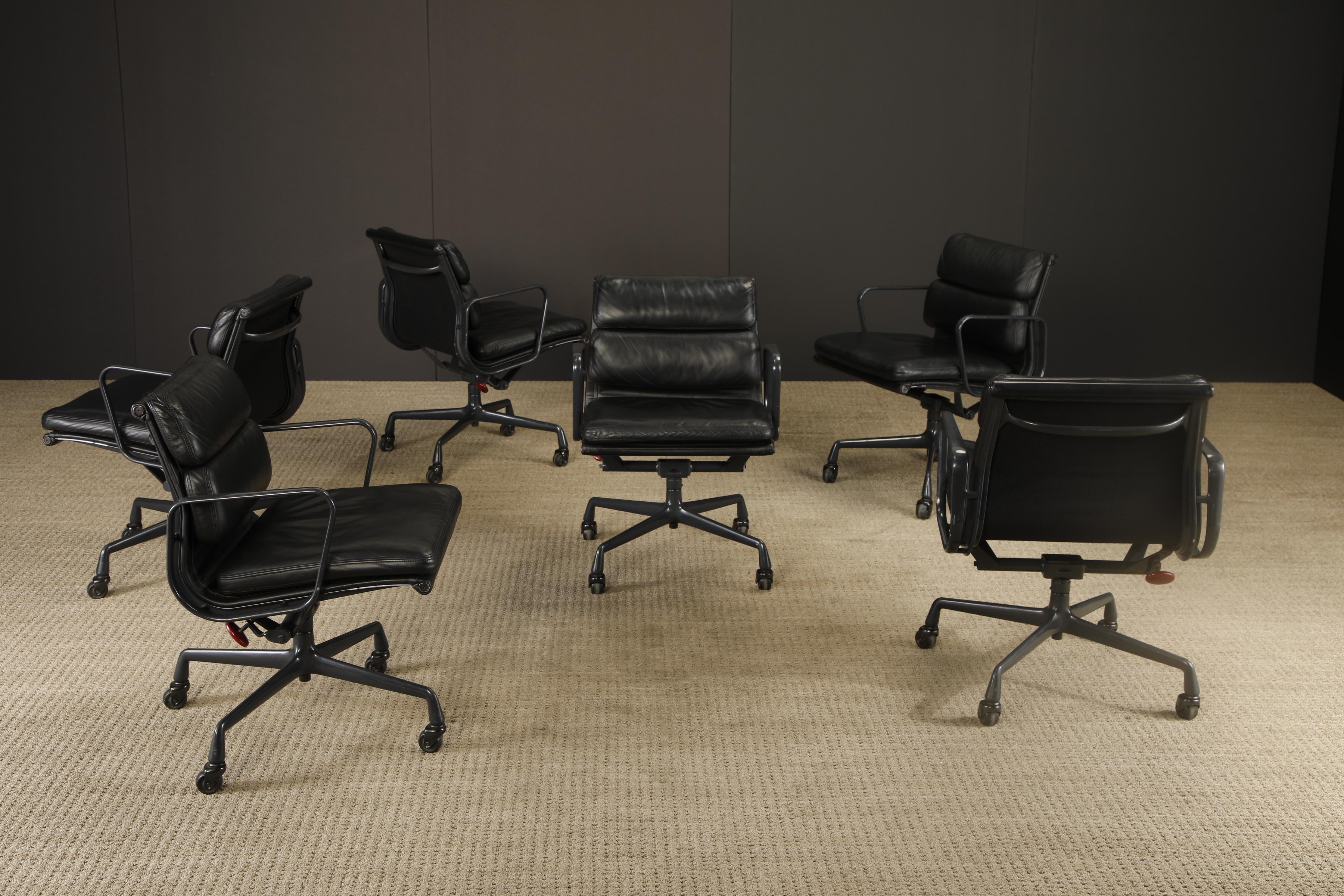 Americano Sedia da scrivania Soft Pad Nero su Nero di Charles Eames per Herman Miller, firmata in vendita