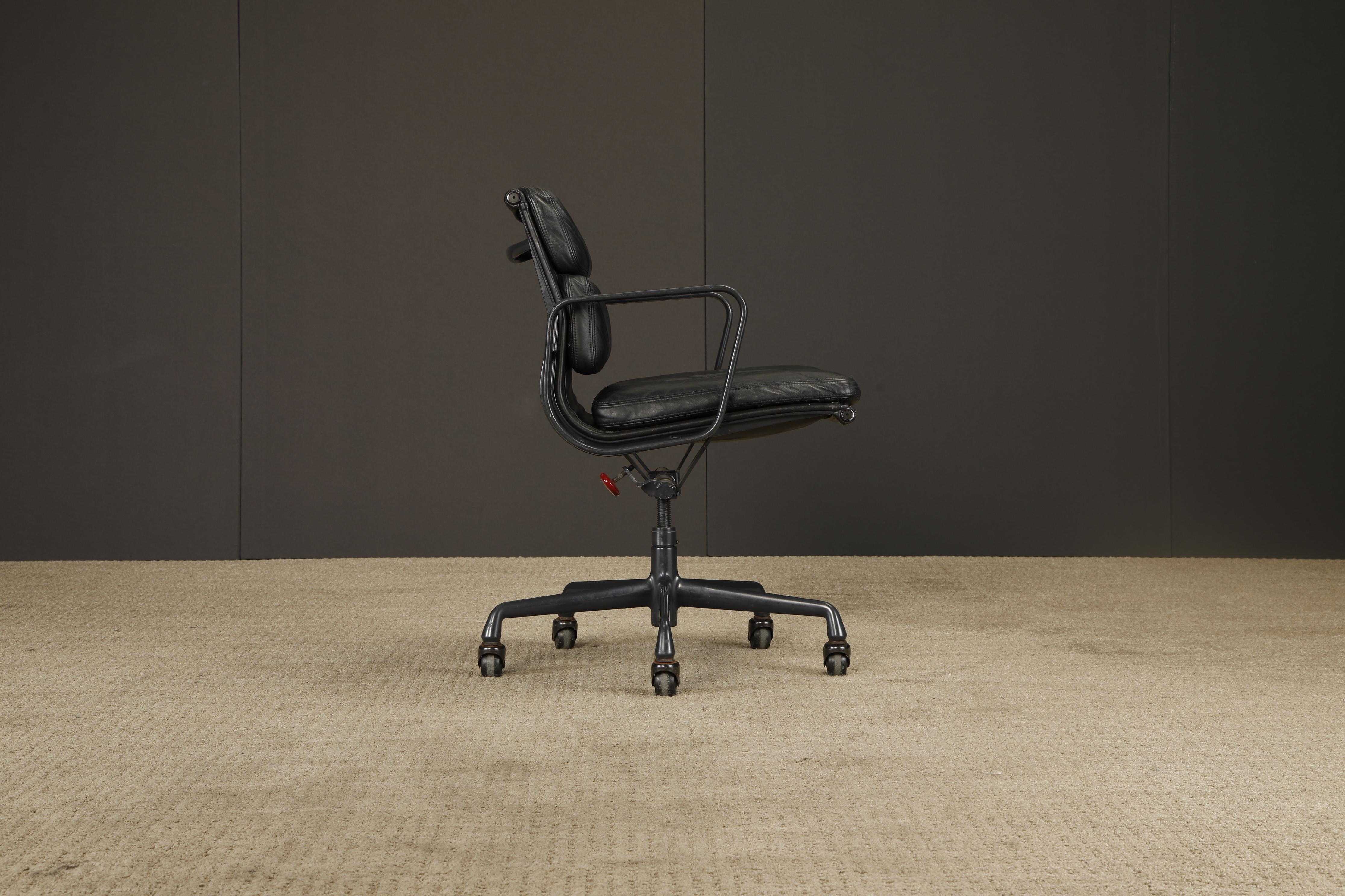 Americano Sedia da scrivania Soft Pad Nero su Nero di Charles Eames per Herman Miller, firmata in vendita