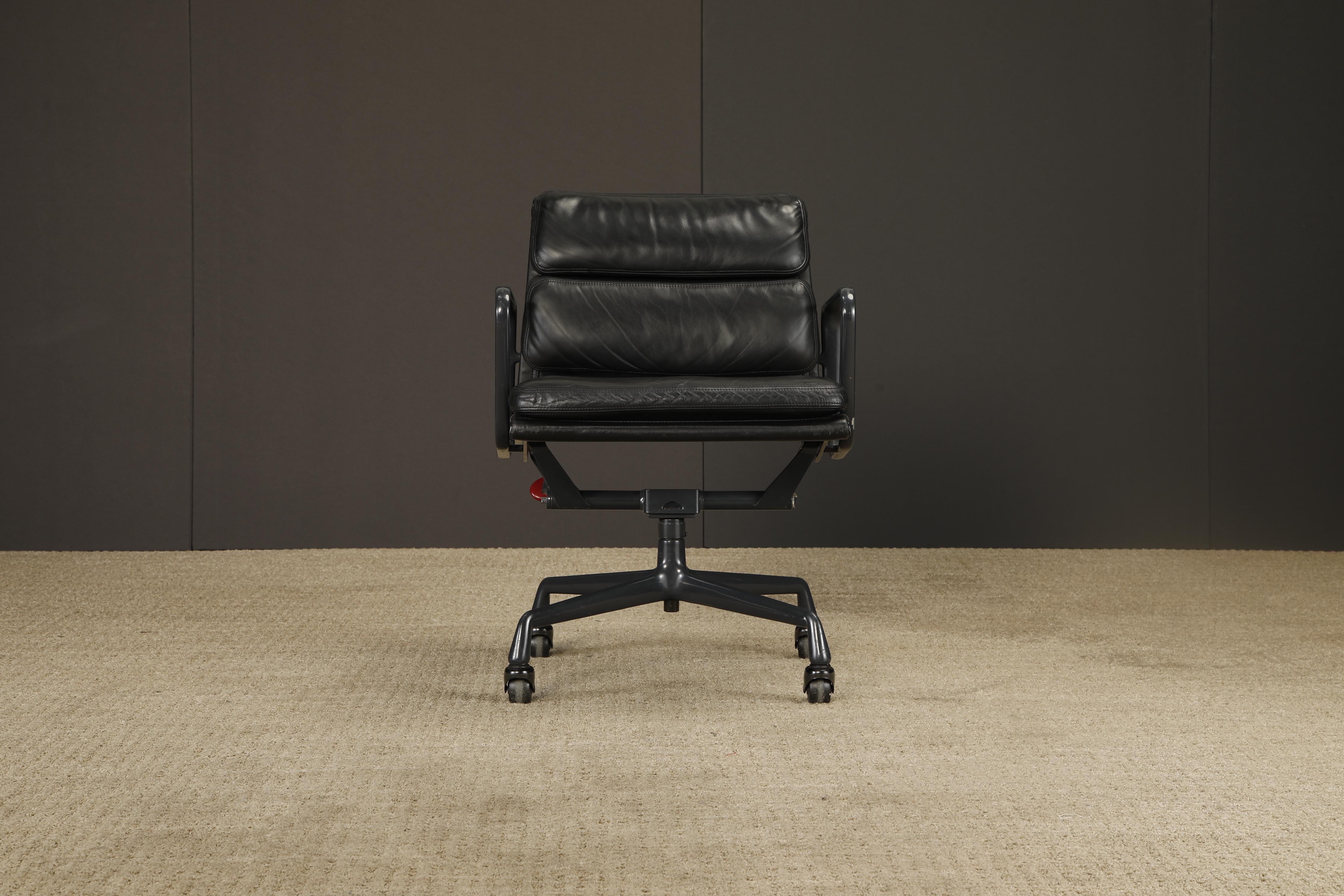 Sedia da scrivania Soft Pad Nero su Nero di Charles Eames per Herman Miller, firmata In condizioni buone in vendita a Los Angeles, CA