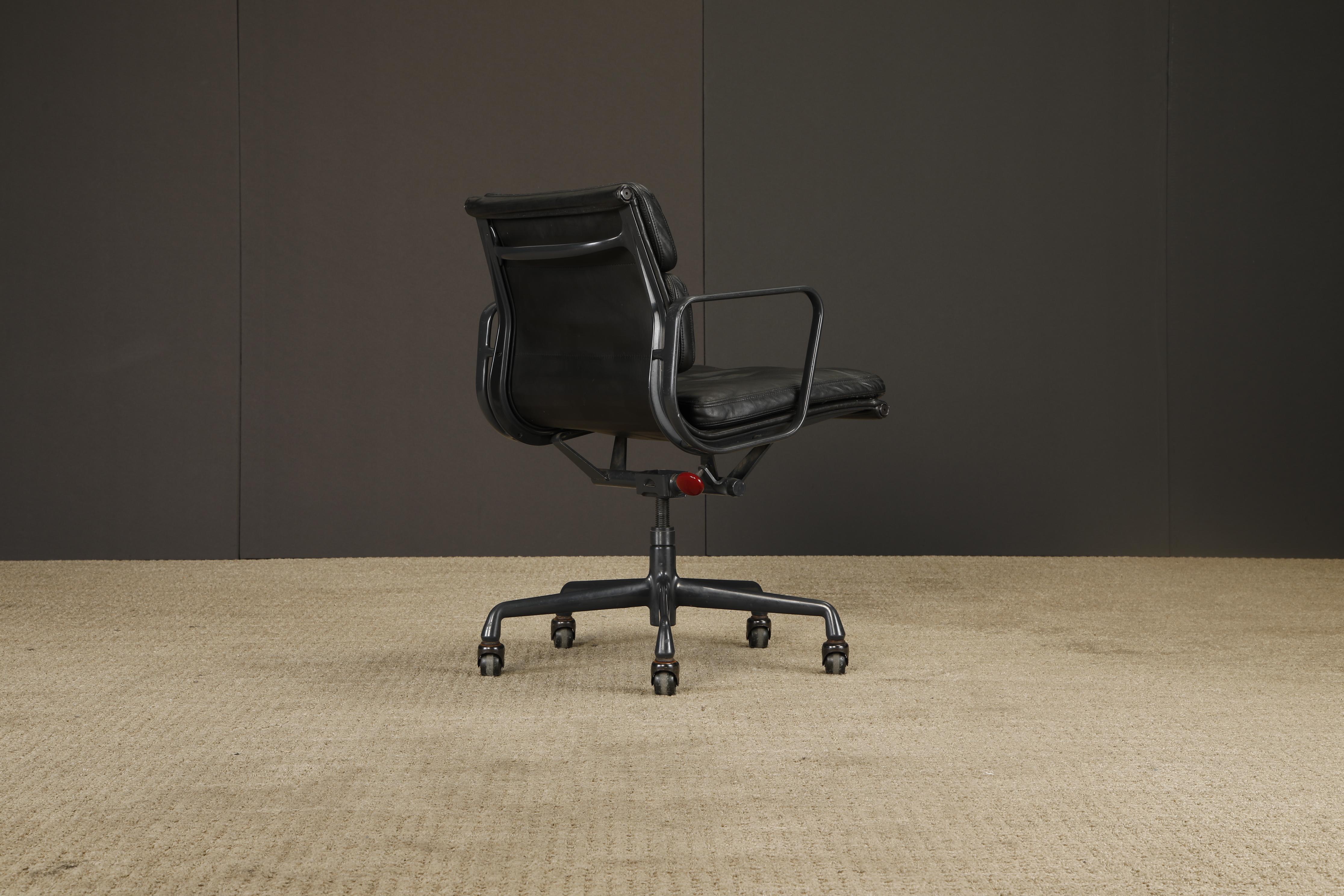 Sedia da scrivania Soft Pad Nero su Nero di Charles Eames per Herman Miller, firmata In condizioni buone in vendita a Los Angeles, CA