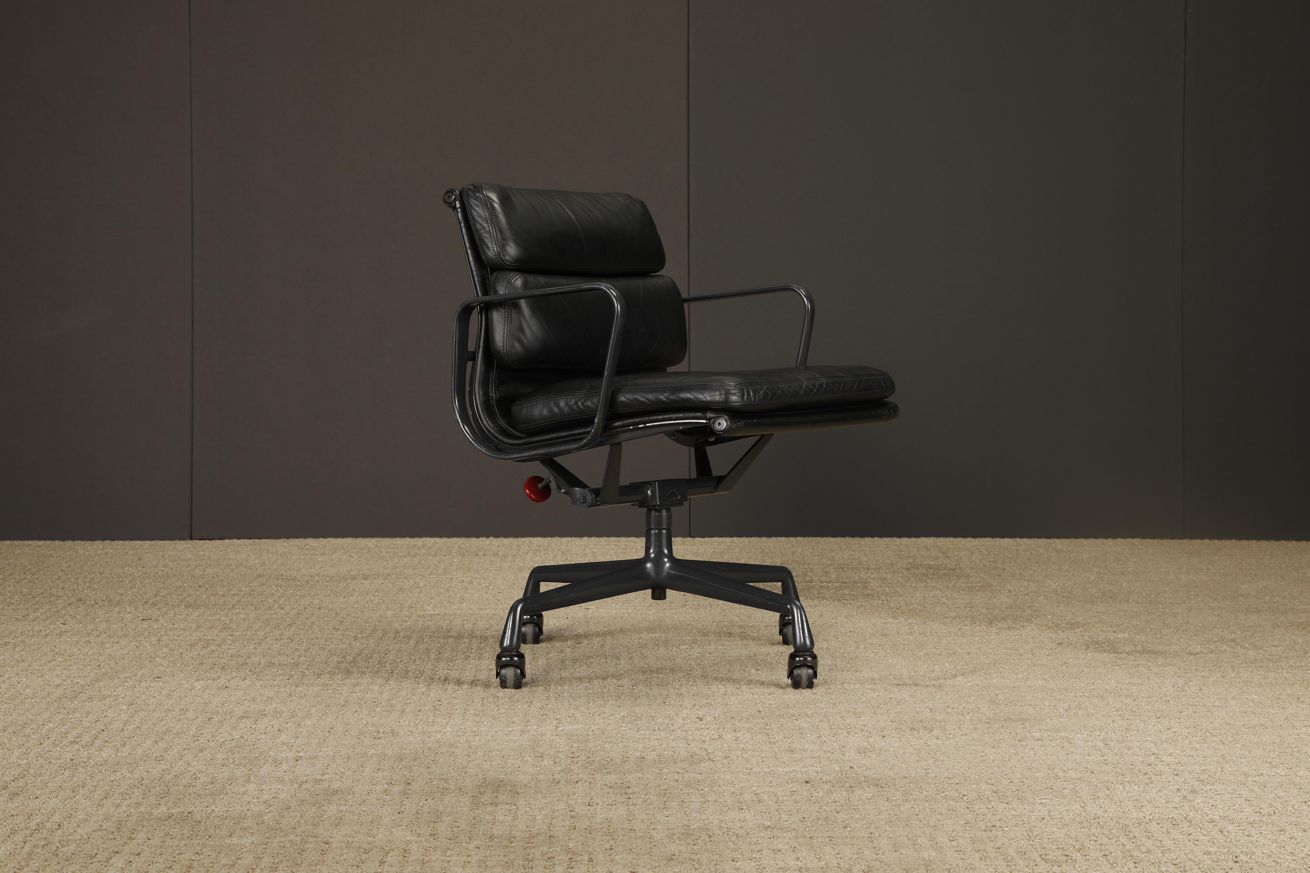 Fine XX secolo Sedia da scrivania Soft Pad Nero su Nero di Charles Eames per Herman Miller, firmata in vendita