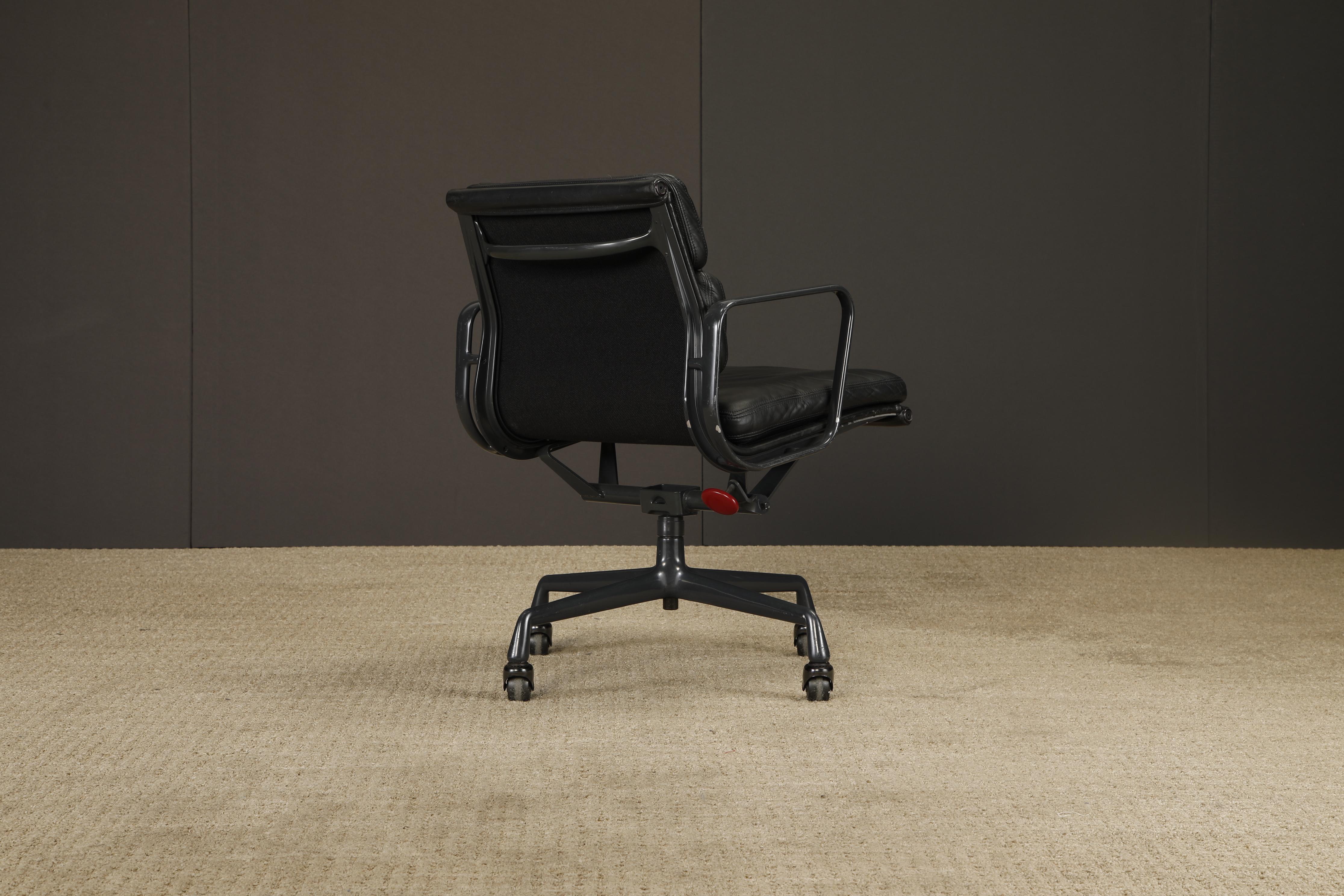 Alluminio Sedia da scrivania Soft Pad Nero su Nero di Charles Eames per Herman Miller, firmata in vendita