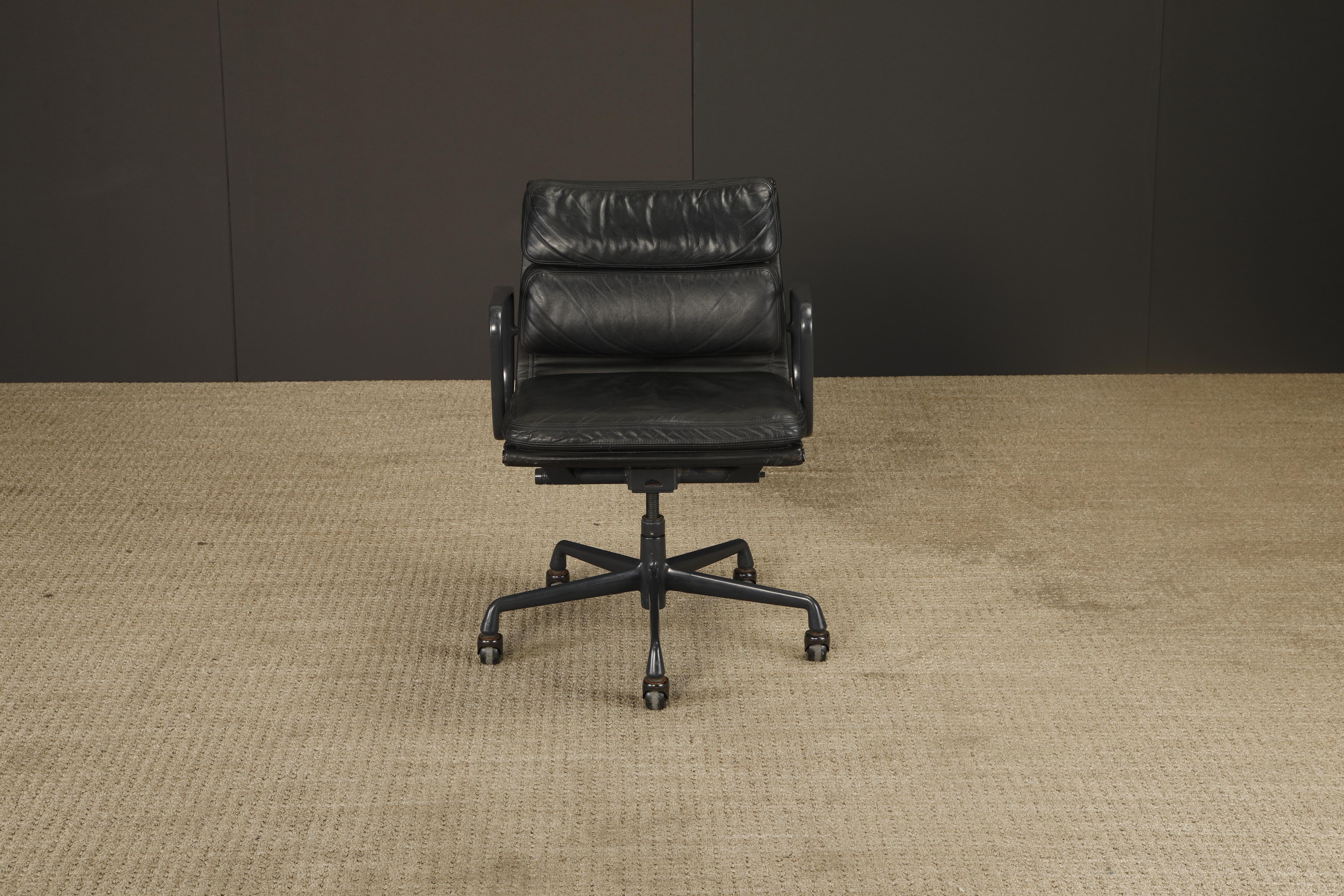 Alluminio Sedia da scrivania Soft Pad Nero su Nero di Charles Eames per Herman Miller, firmata in vendita