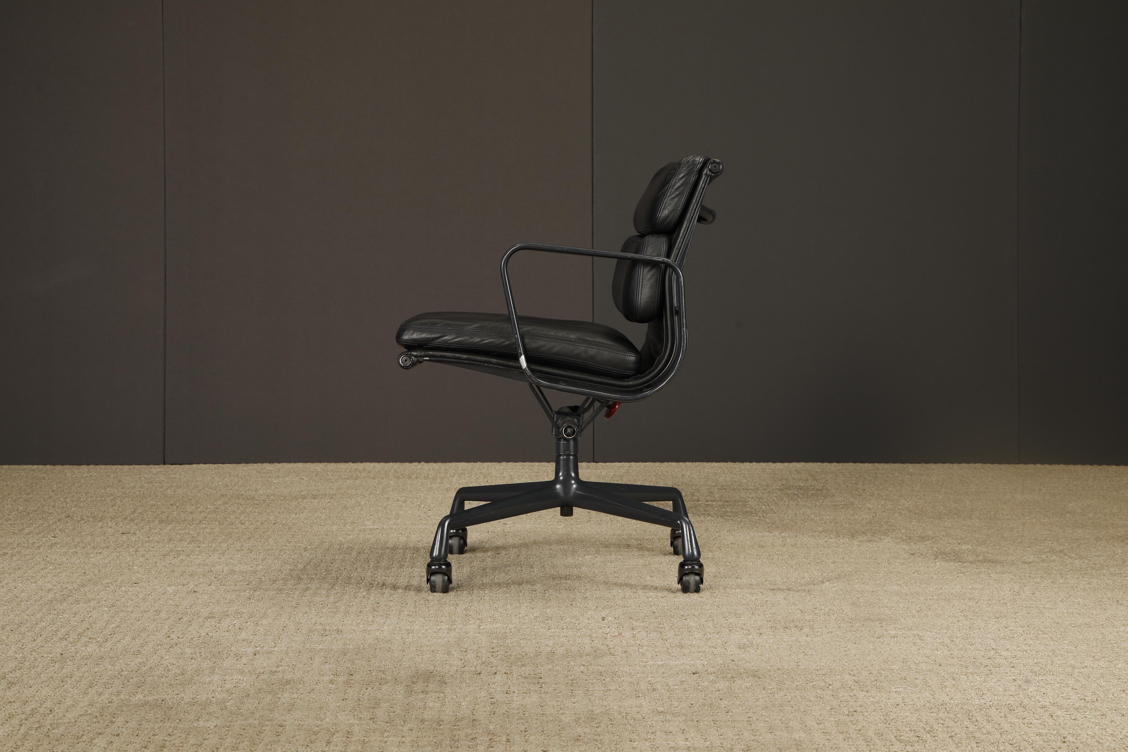 Sedia da scrivania Soft Pad Nero su Nero di Charles Eames per Herman Miller, firmata in vendita 1