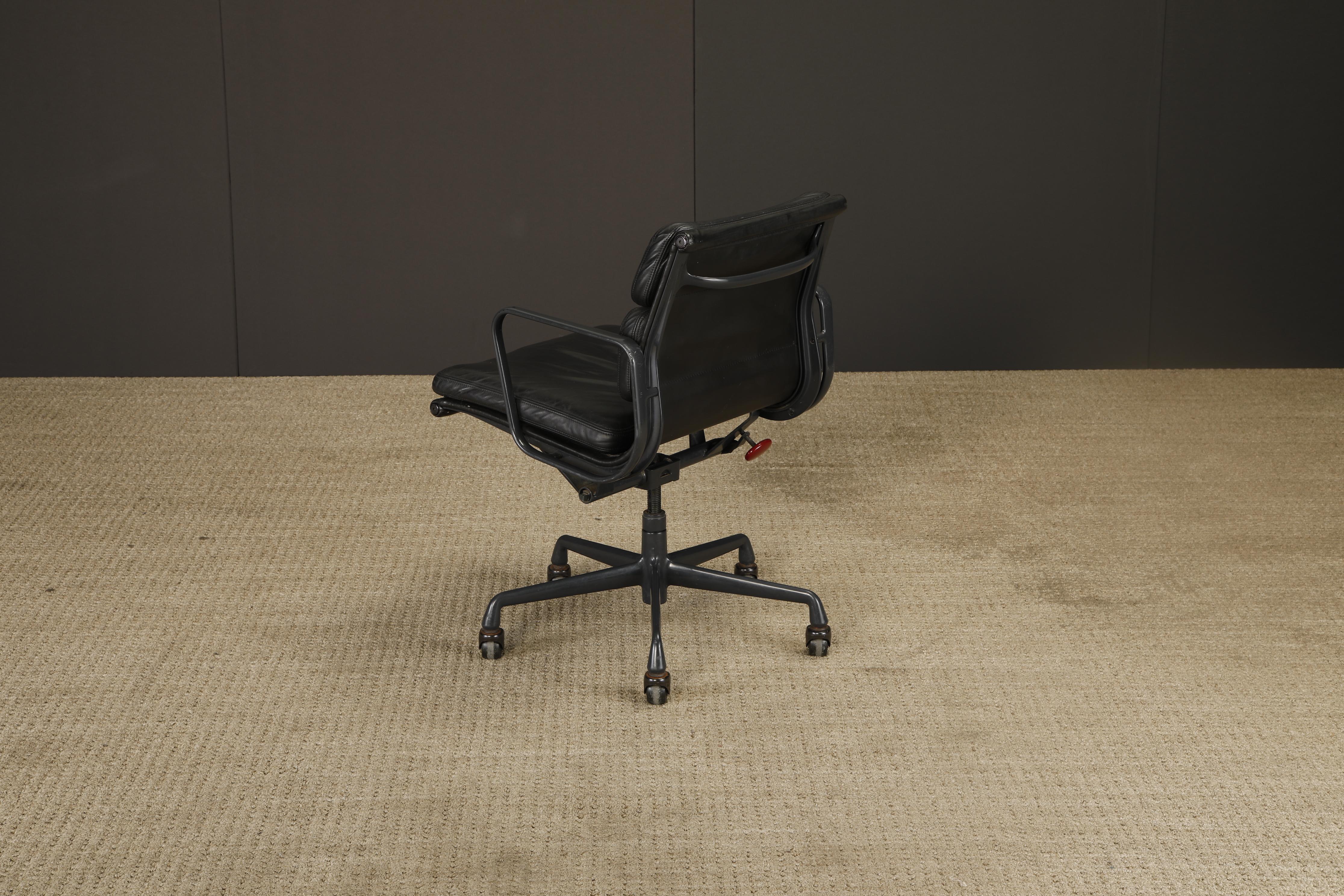Sedia da scrivania Soft Pad Nero su Nero di Charles Eames per Herman Miller, firmata in vendita 1