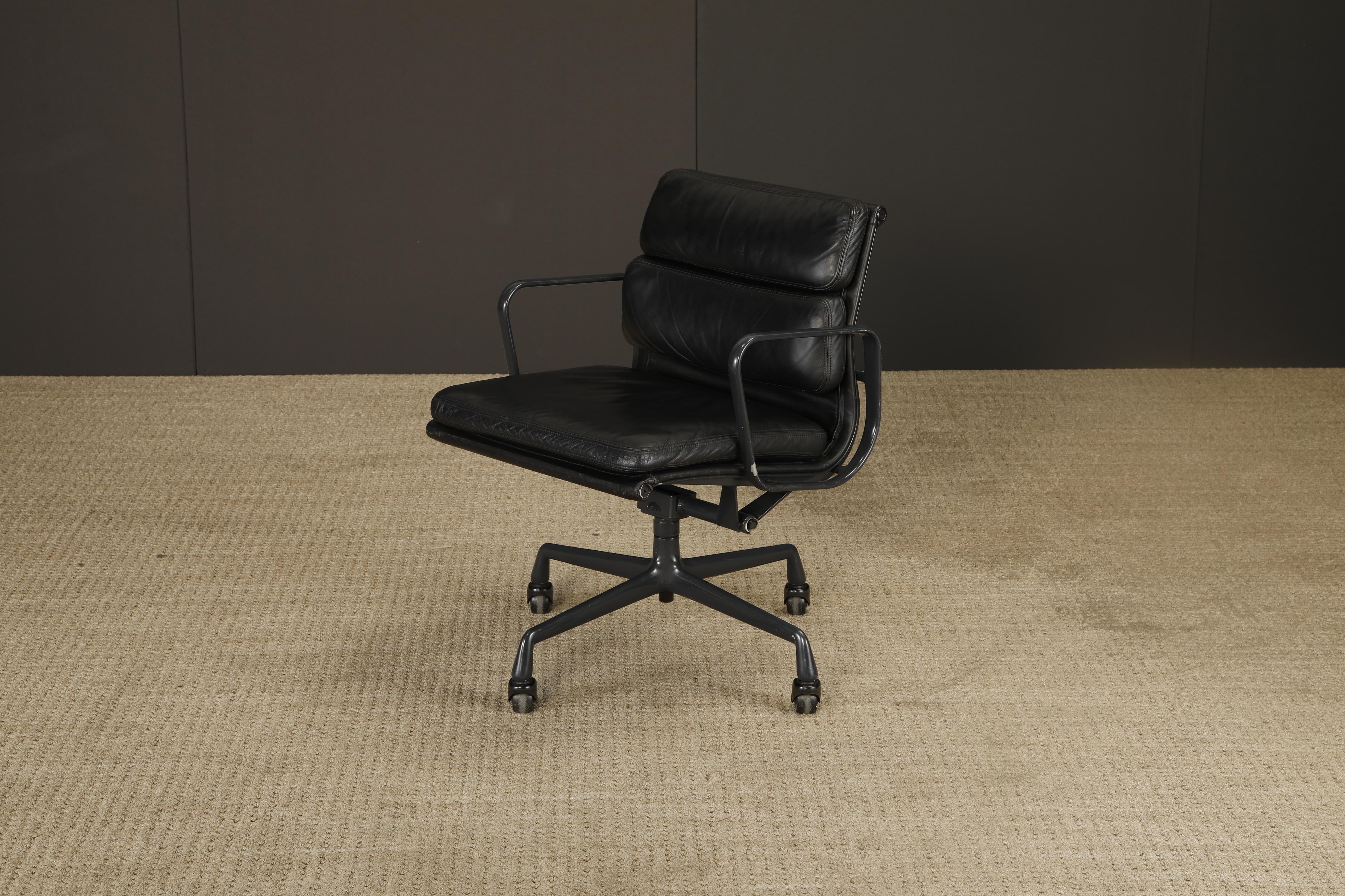 Sedia da scrivania Soft Pad Nero su Nero di Charles Eames per Herman Miller, firmata in vendita 2