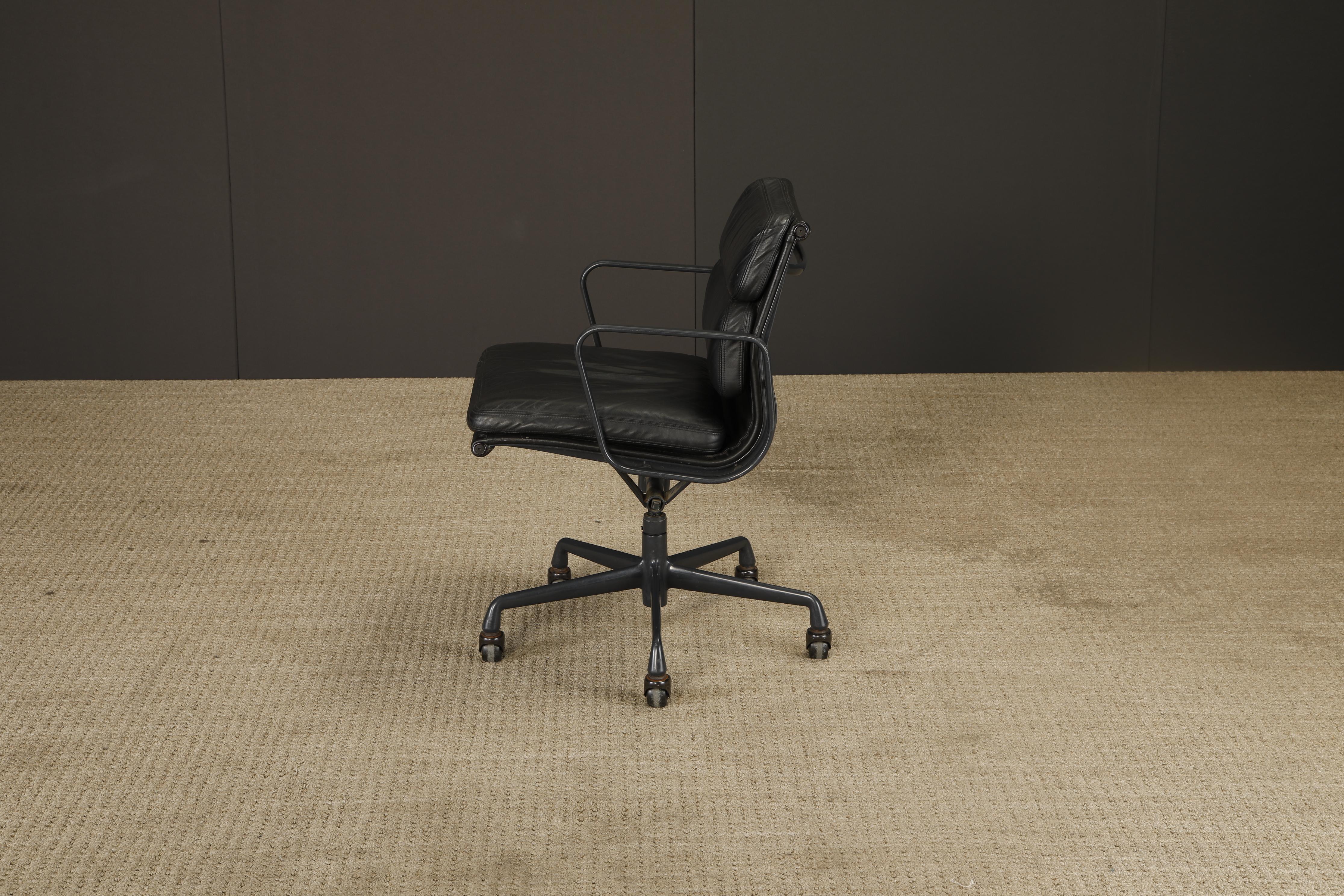 Sedia da scrivania Soft Pad Nero su Nero di Charles Eames per Herman Miller, firmata in vendita 2