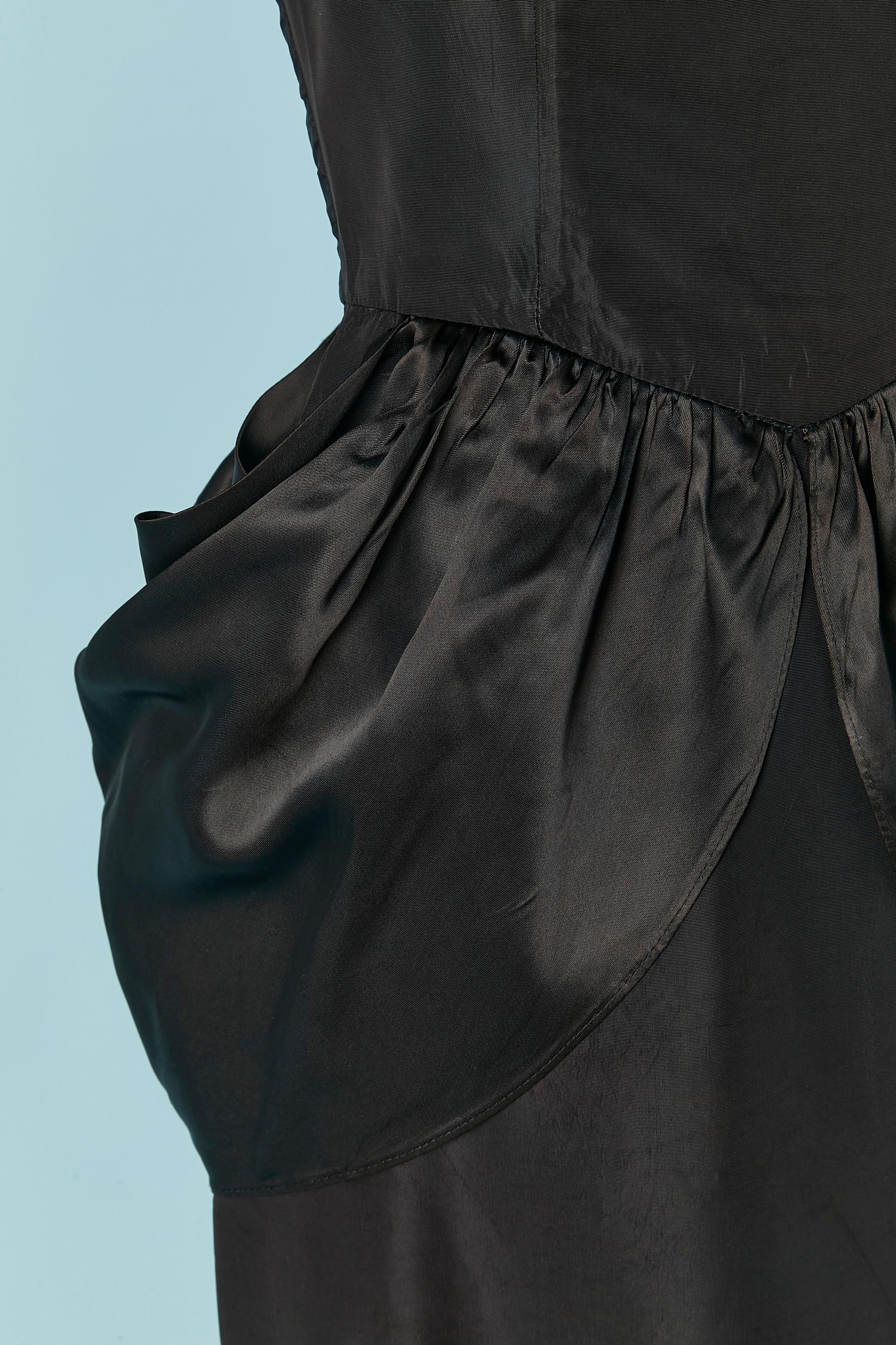 Schwarzes One-Shoulder-Cocktailkleid mit Verzierungen. Zusammensetzung des Stoffes: 92% Polyester, 8% Elasthan. 
Entbeint . Reißverschluss in der hinteren Mitte. 
SIZE XS auf dem Etikett aber passen eher XXS