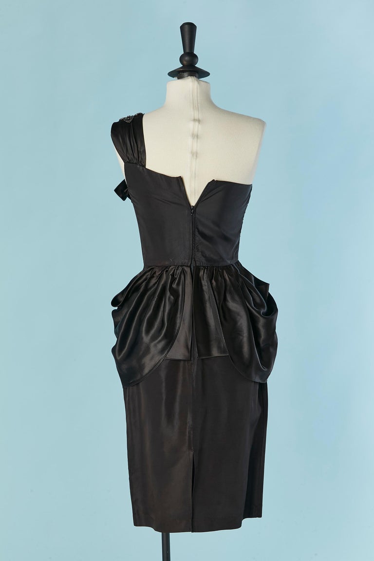 1950s Vestido Saco Balenciaga Vestido De Cóctel Negro De Un Hombro - Main Image