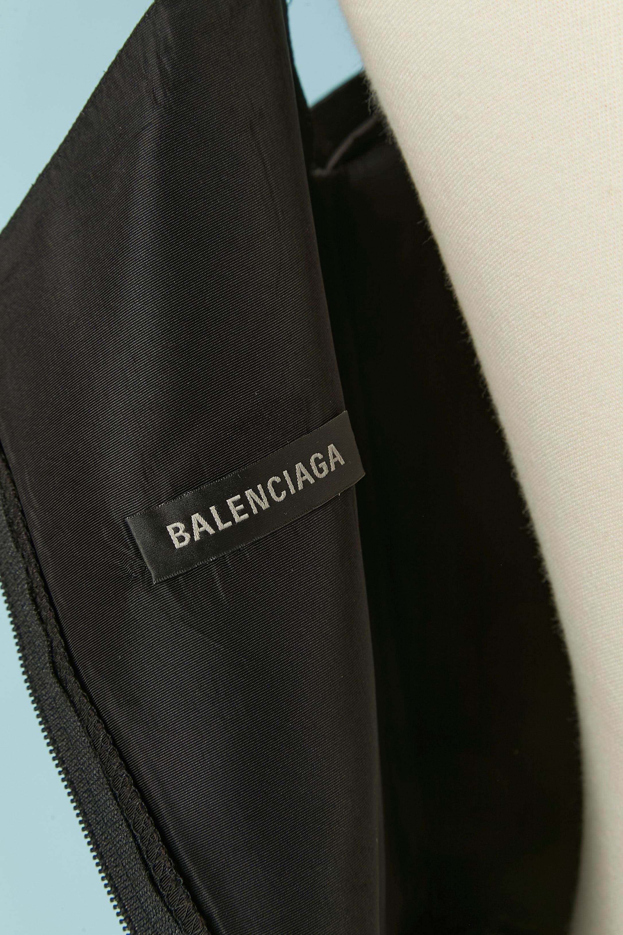 Schwarzes Cocktailkleid mit einer Schulter und Verzierungen BALENCIAGA im Angebot 3