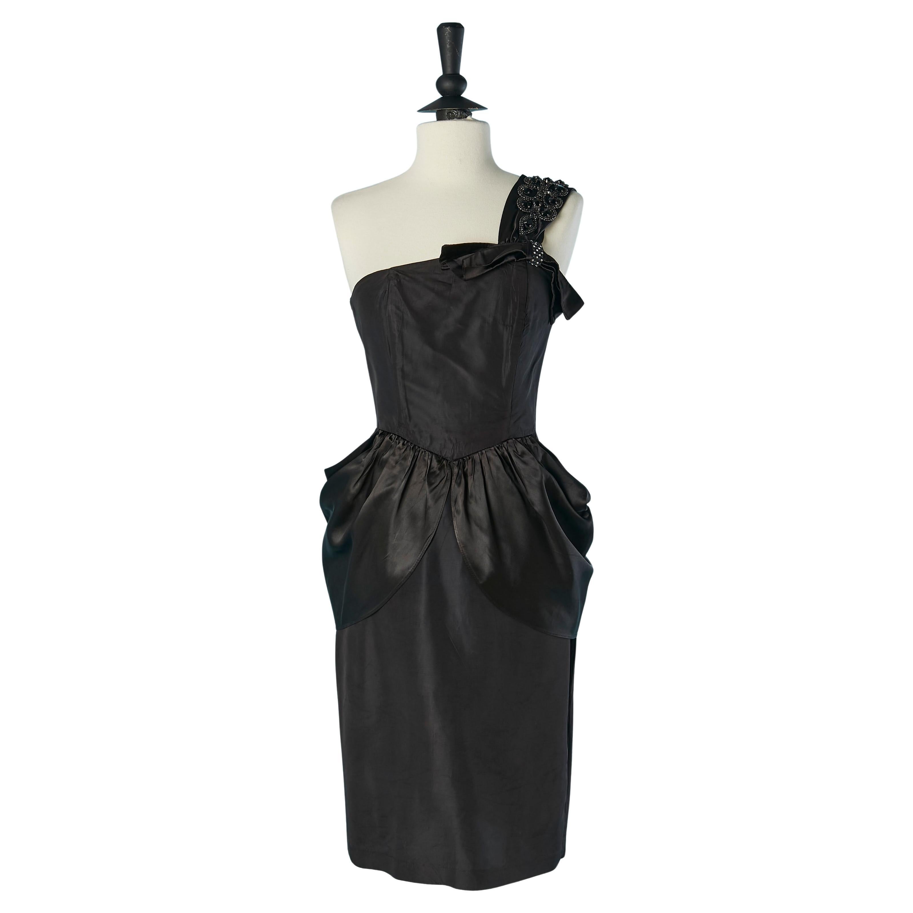 Schwarzes Cocktailkleid mit einer Schulter und Verzierungen BALENCIAGA im Angebot