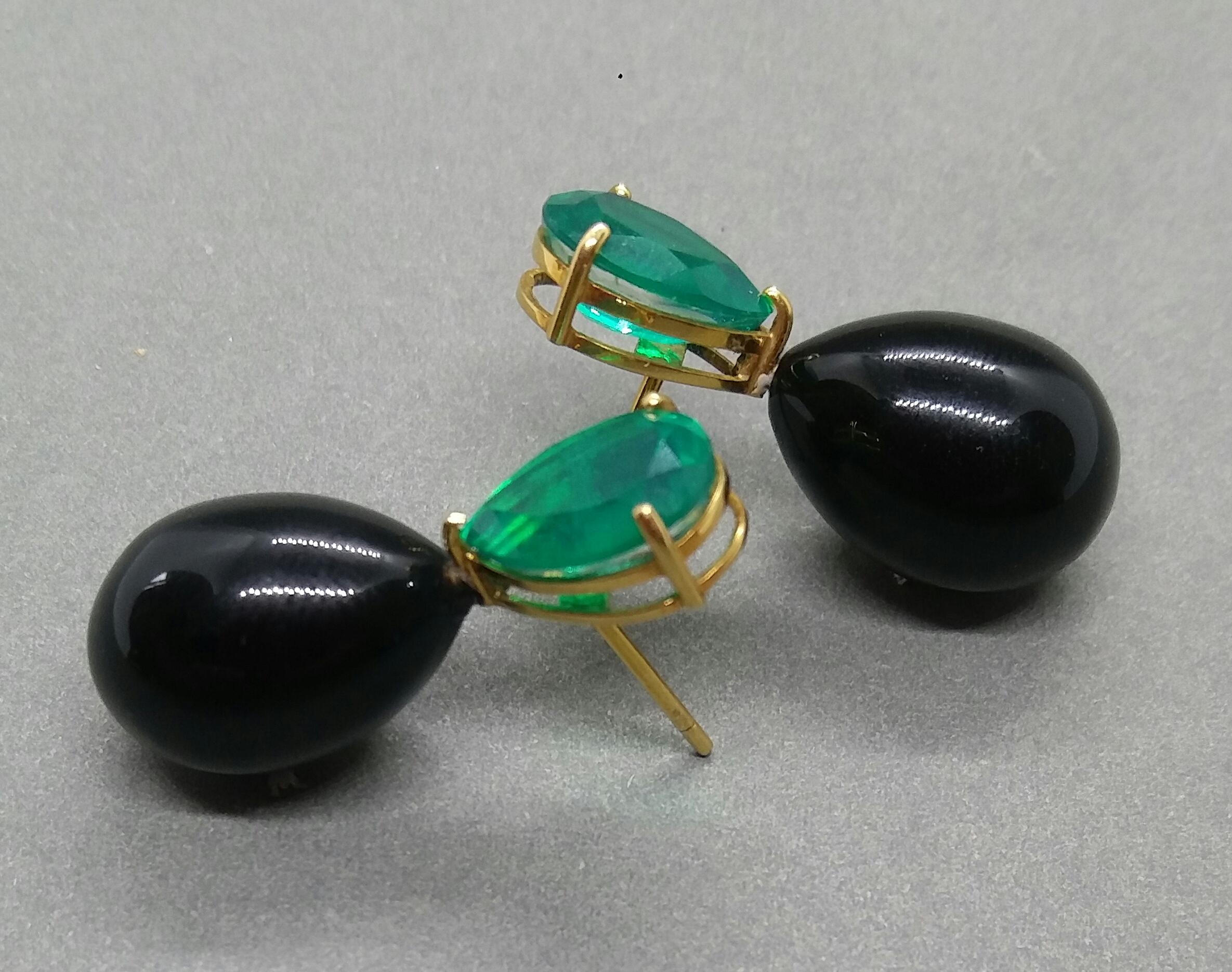 Cette paire d'Eleg unique et simple mais élégante est entièrement faite à la main et combine les gouttes rondes d'Onix noir suspendues à un couple de Quartz vert facetté en forme de poire serti dans un solide 14 Kt. Or jaune

En 1978, notre atelier