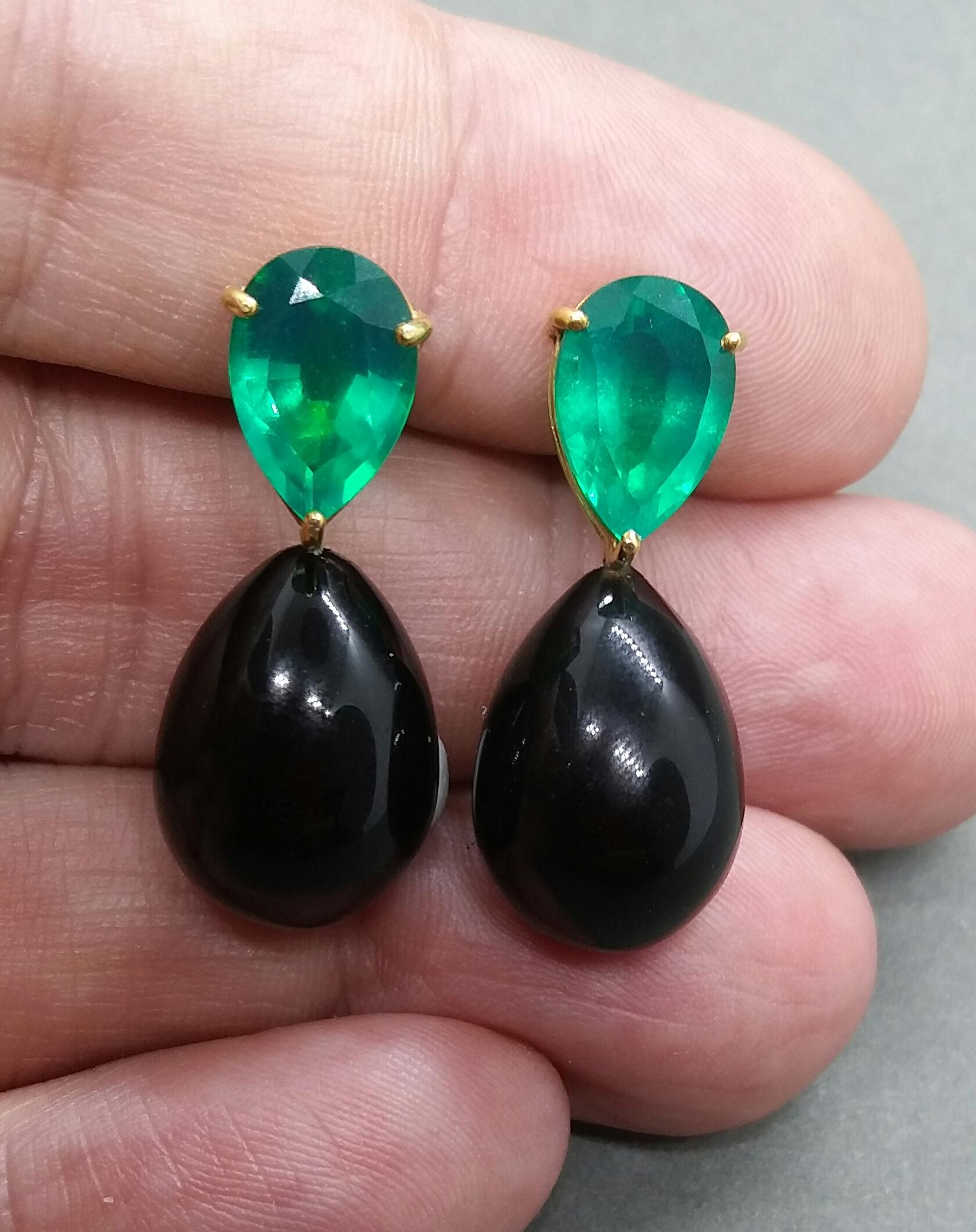 Contemporain Boucles d'oreilles en or 14 carats avec onix noire en forme de poire facettée et quartz vert en vente