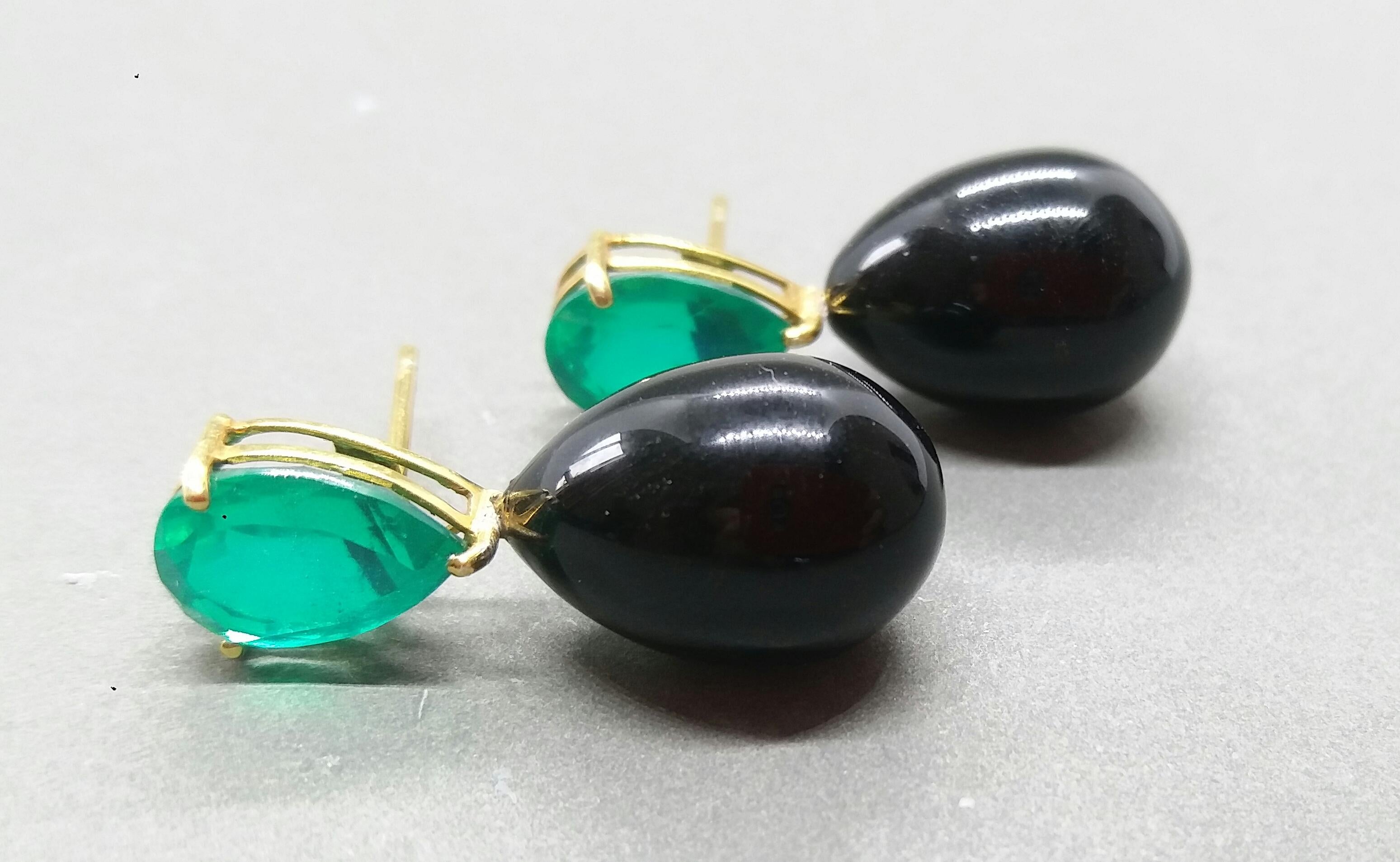 Boucles d'oreilles en or 14 carats avec onix noire en forme de poire facettée et quartz vert Bon état - En vente à Bangkok, TH