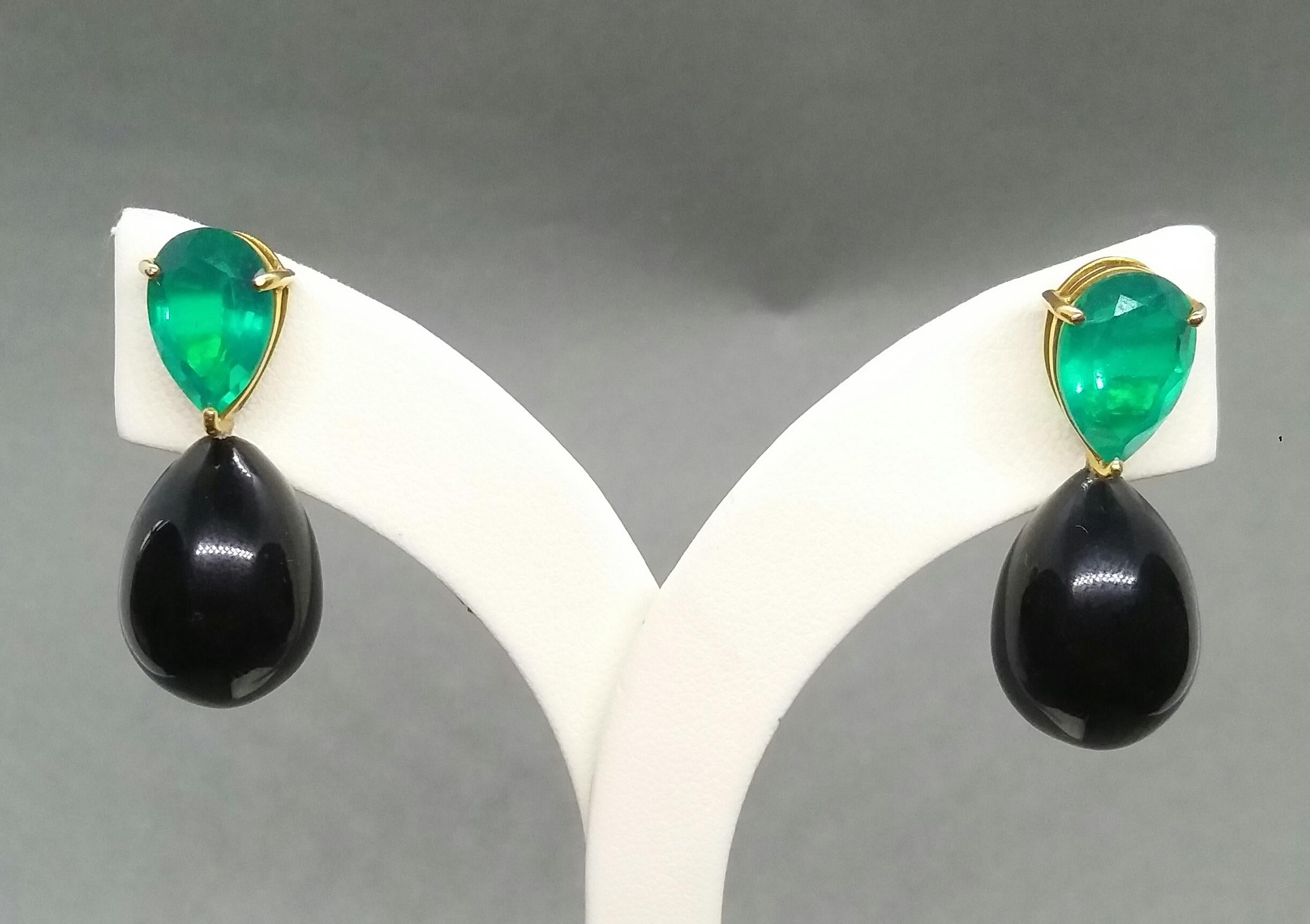 Black Onix Round Drops Faceted Pear Shape Green Quartz 14 Karat Gold Earrings In Good Condition For Sale In Bangkok, TH