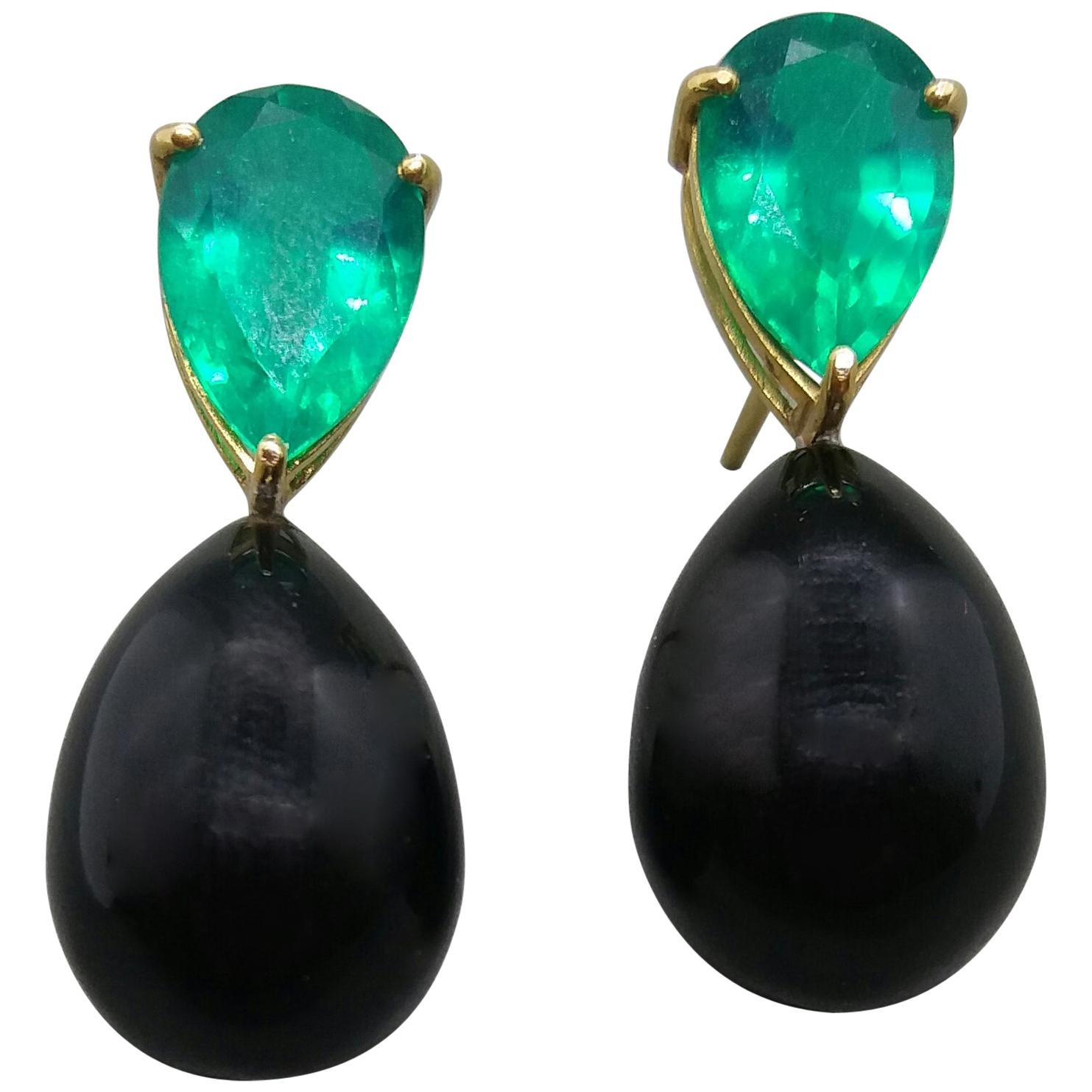 Boucles d'oreilles en or 14 carats avec onix noire en forme de poire facettée et quartz vert