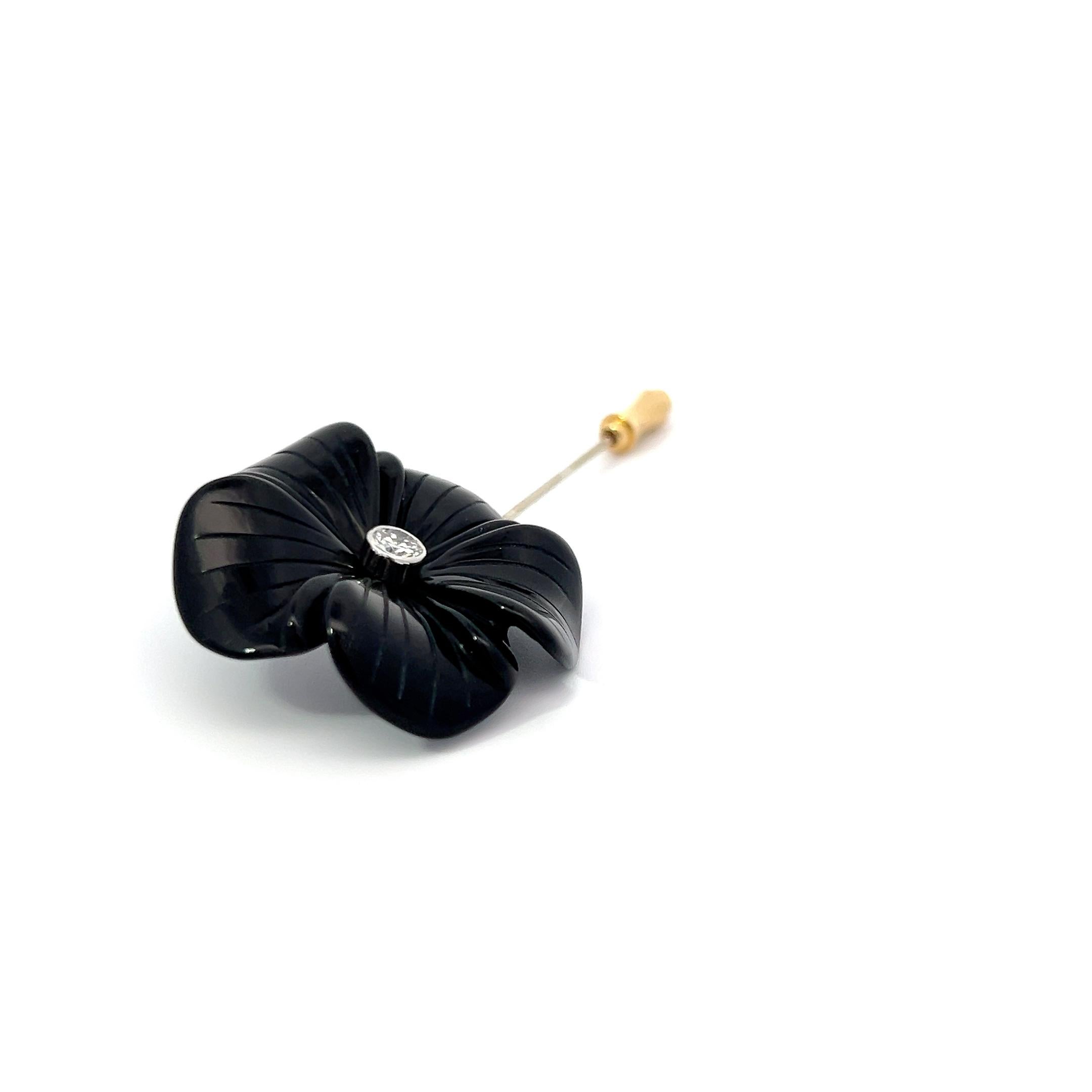 Diese atemberaubende Anstecknadel aus schwarzem Onyx mit geschnitzter Blume, verziert mit einem schillernden Diamanten von 0,43 ct GH VS und elegant aus Platin gefertigt, strahlt klassische Raffinesse aus.
Ihr Herzstück ist eine sorgfältig
