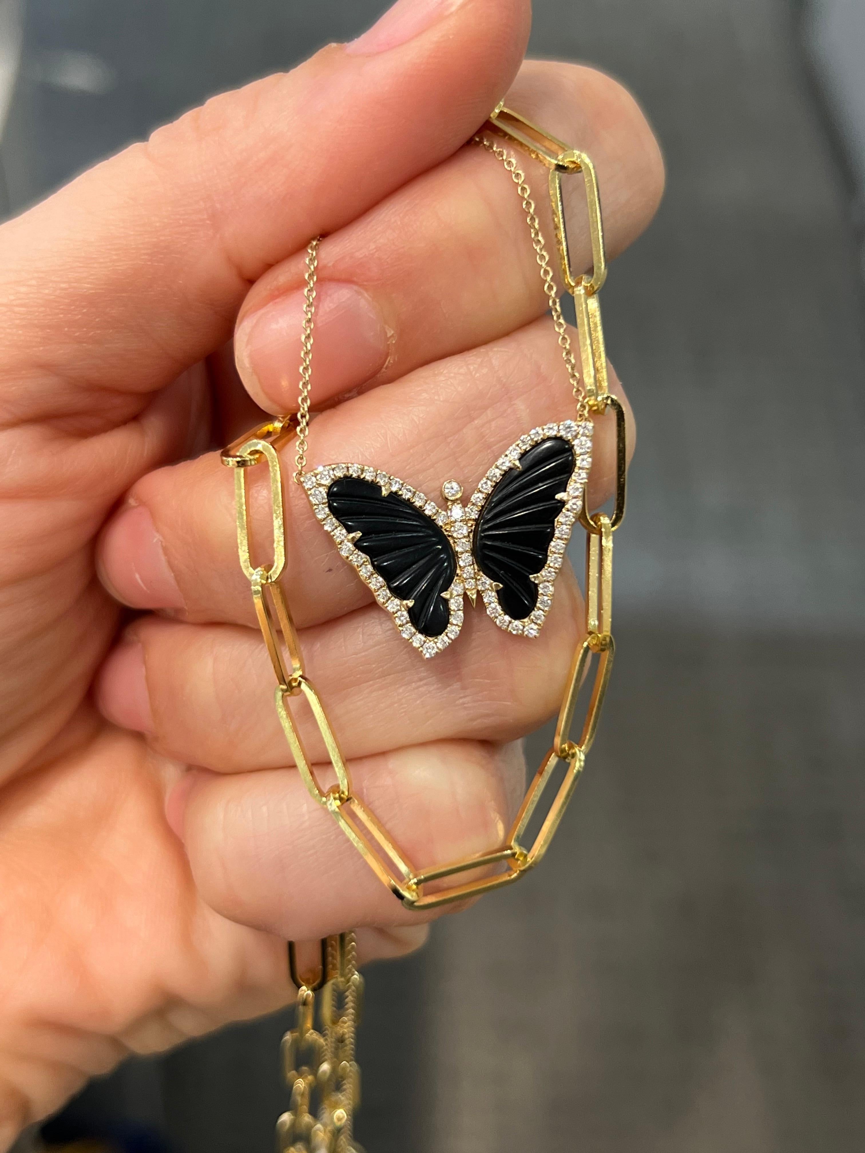 Ah, les papillons aux ailes noires, ces petites créatures mystérieuses qui volent autour de nous en été. Ils semblent être partout, s'amusant et vivant pleinement leur vie ! 

Collier pendentif papillon en or jaune 14K et diamants avec ailes en onyx