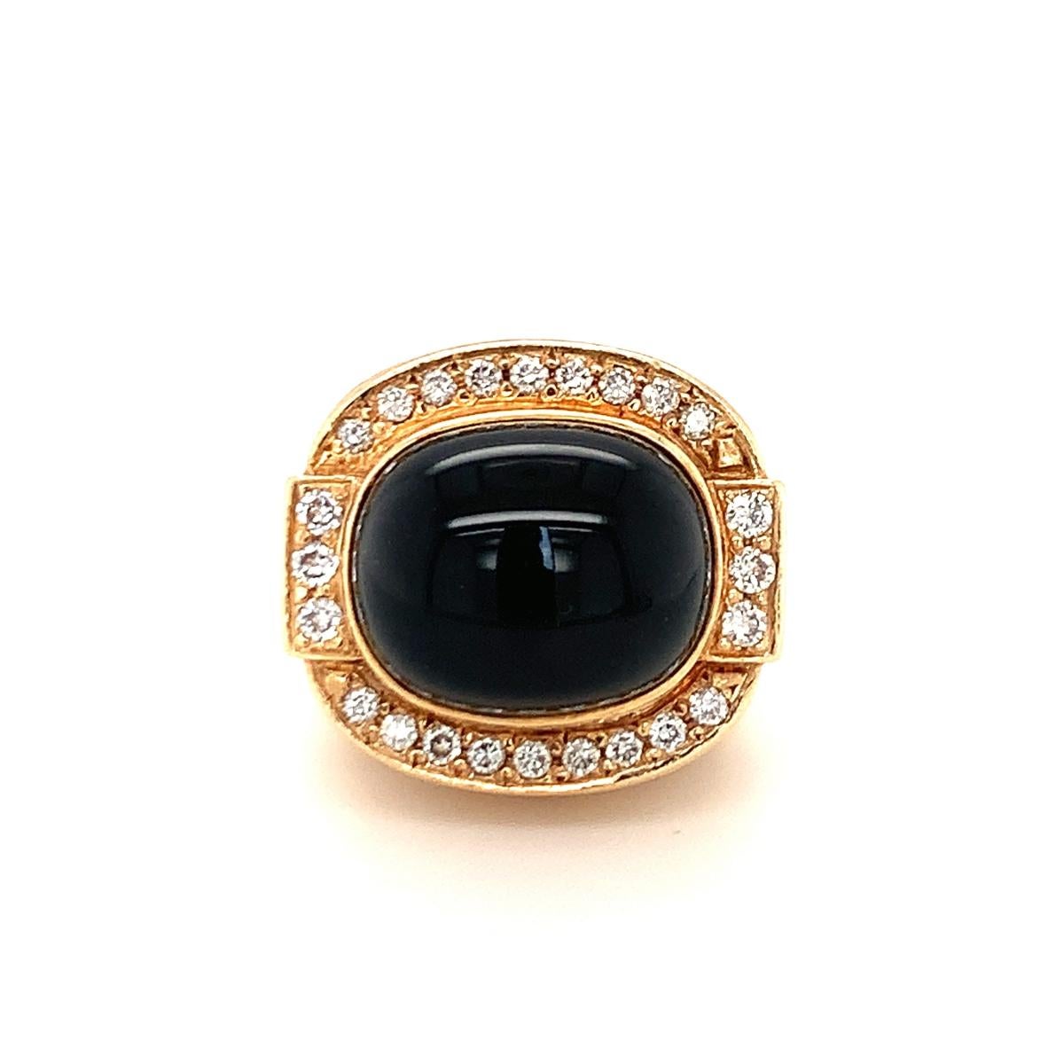 Ein schwarzer Onyx und Diamant Kuppel 14K Gelbgold Ring mit einem abgestuften / erhöhten Design zentriert eine ovale Cabochon Onyx umgeben von 24 runden Diamanten im Brillantschliff von insgesamt 0,70 ct. Ca. 1970er Jahre.

Grandios, tiefgründig,