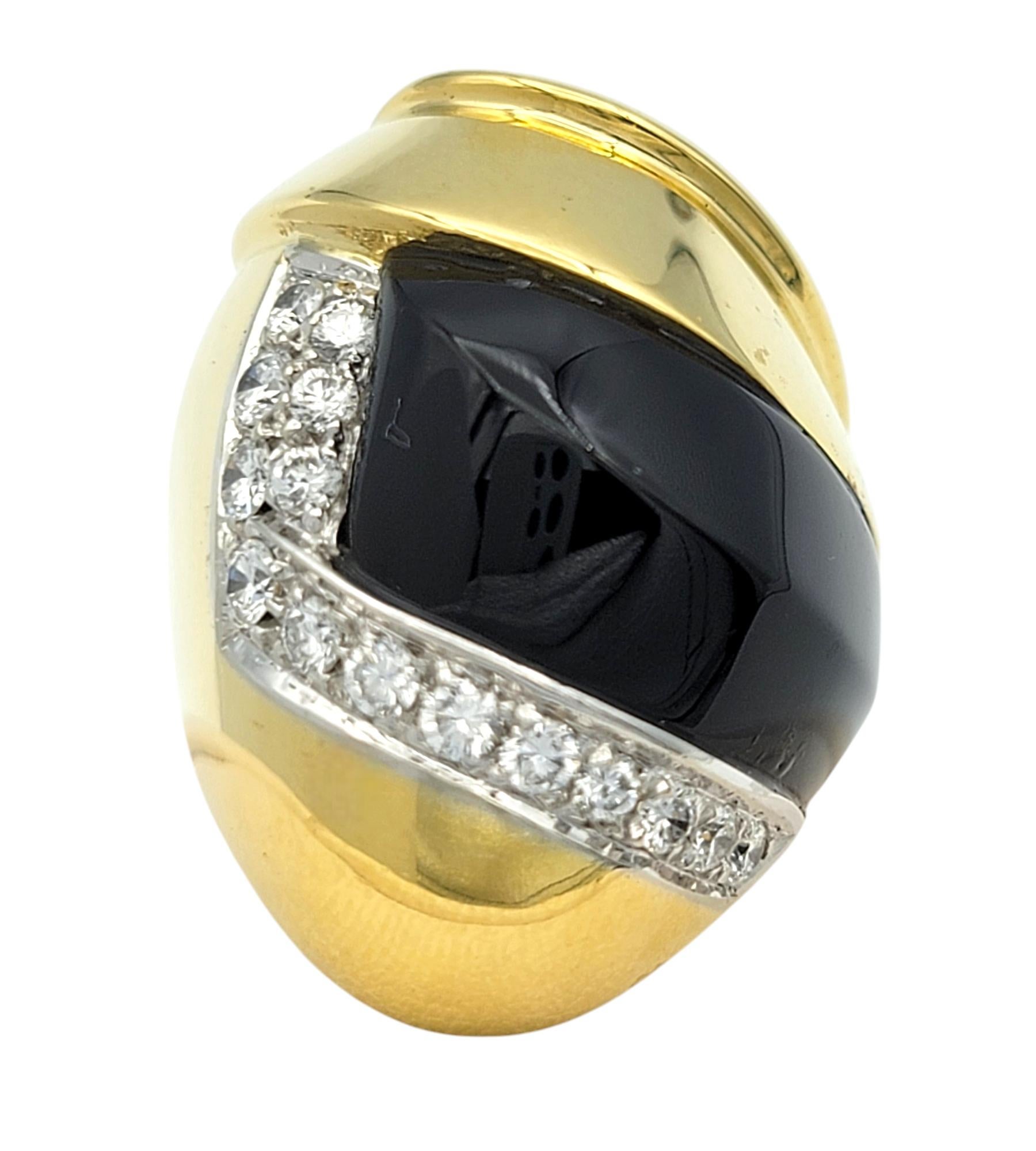 Misura dell'anello: 6

Questo straordinario anello combina l'audace eleganza dell'onice nero con l'abbagliante brillantezza dei diamanti. Il centro, un onice nero a cupola, affascina con la sua superficie elegante e lucida, che emana raffinatezza e