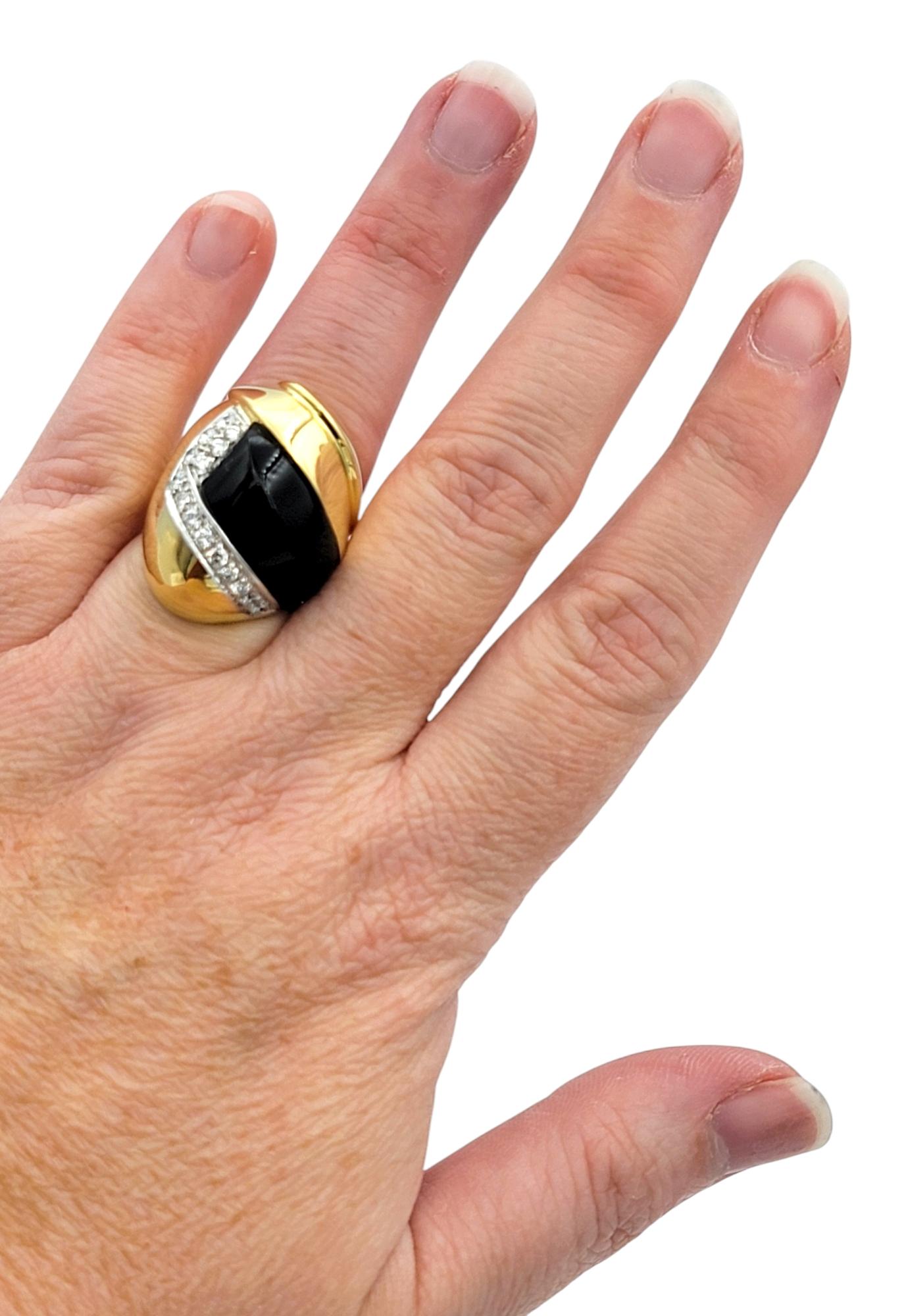 Anello con cupola in onice nera e diamanti in oro lucido bicolore 18 carati in vendita 3
