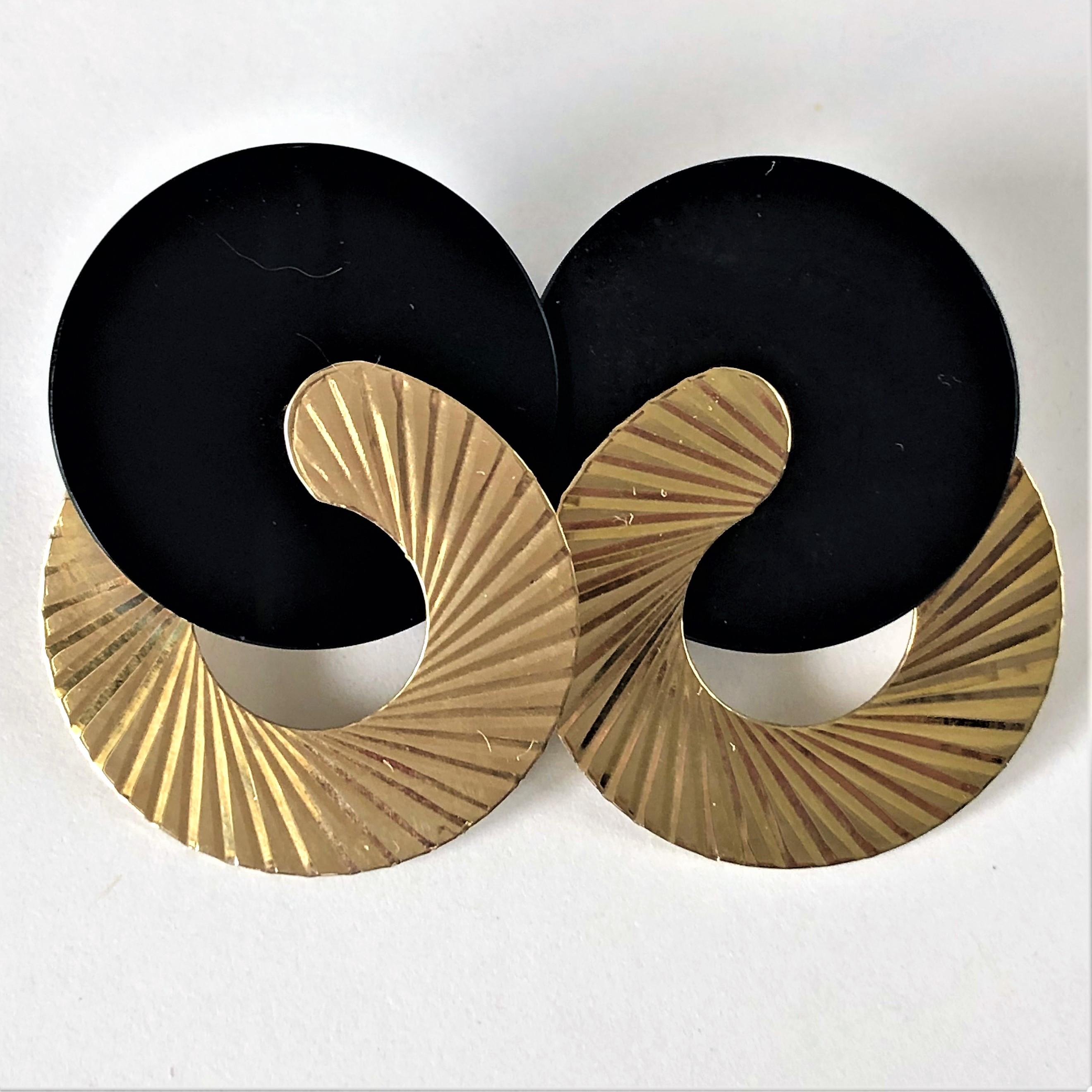 This great looking pair of modernist earrings are made up from interlocking onyx discs
and fluted 14K yellow gold discs that shimmer in the light. Each onyx disc measures 7/8 inch (22mm) in diameter and each fluted gold disc measures 15/16 inch