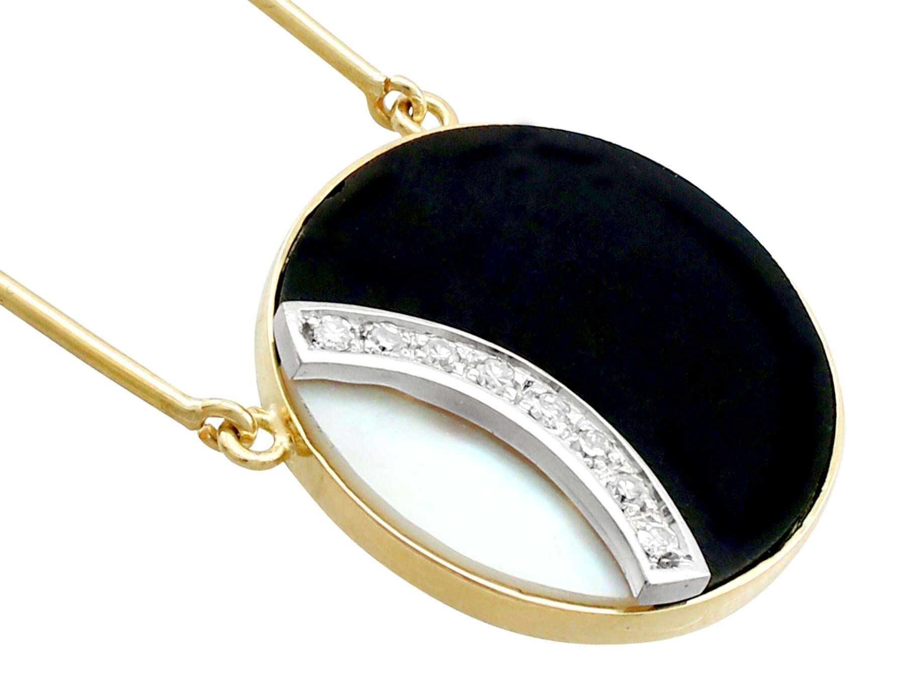 Halskette aus Gelbgold mit schwarzem Onyx und Perlmutt-Diamant (Rundschliff) im Angebot