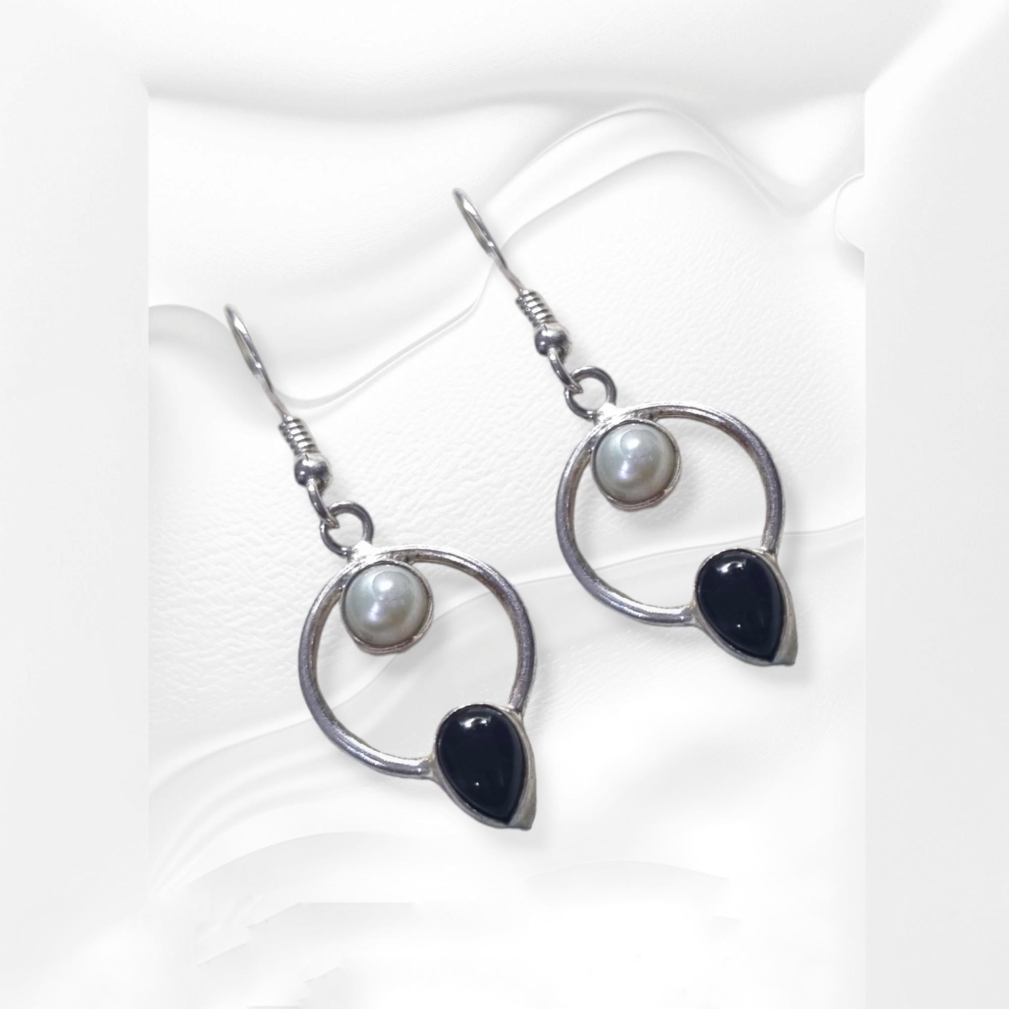 Product Details

Metal - Sterling silver
Gross Weight - 3.98 Grams
Gemstones - pearls & Black Onyx
Size - 40 mm x 10 mm

Introducing our exquisite designer earrings crafted with sophistication and elegance in mind. These captivating earrings feature