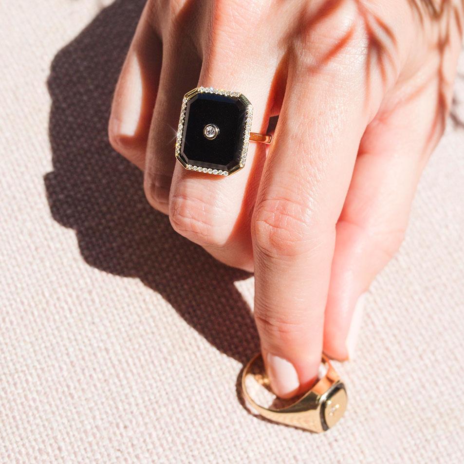 Black Onyx and Round Diamond 9 Carat Yellow Gold Vintage Ring In Good Condition In Hamilton, AU