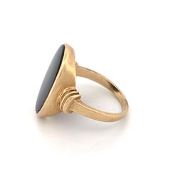 Anello antico in oro giallo 14k con onice nero e spalle a coste