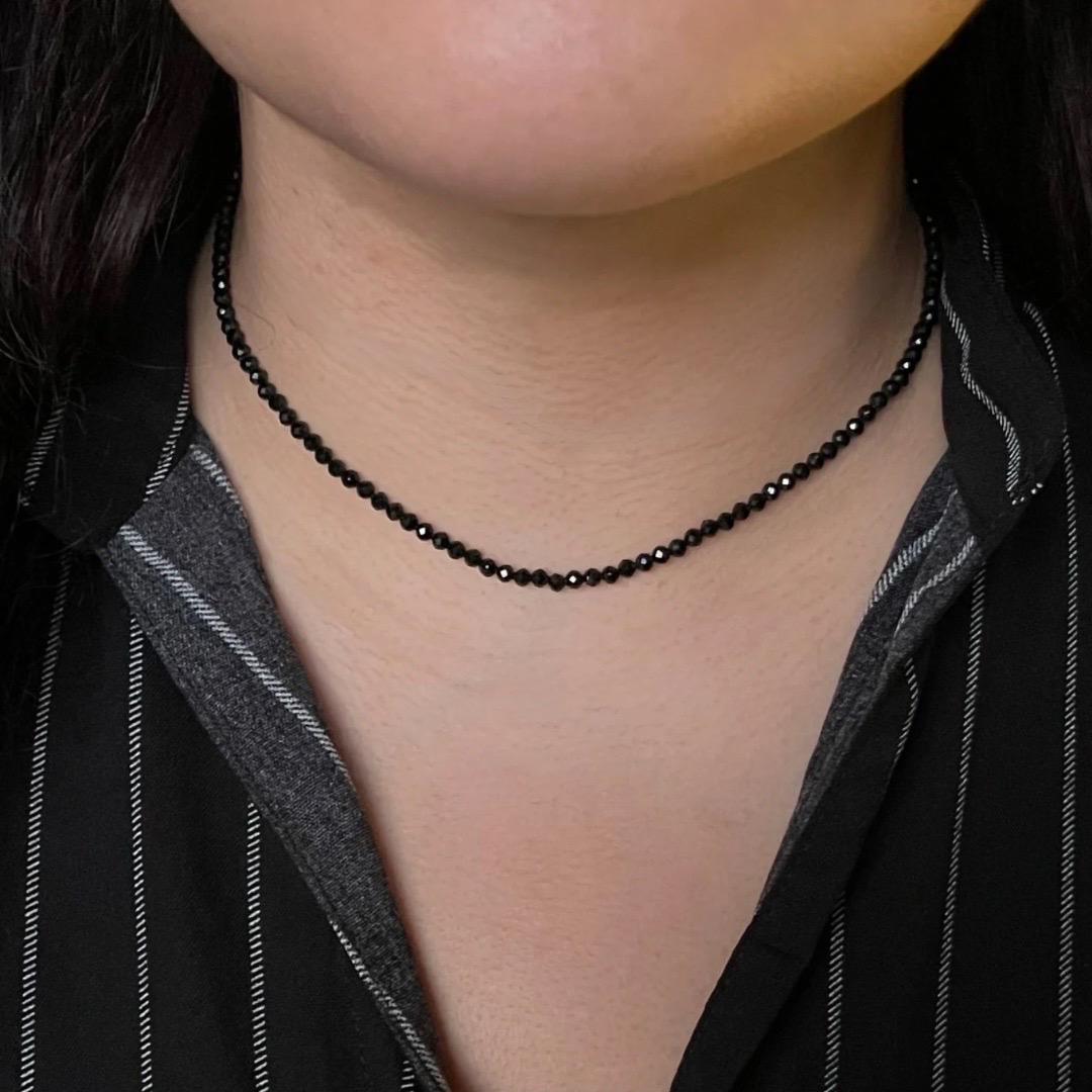 Realizzato con vere perle di onice nera naturale e argento 925 lucidato, questo elegante girocollo unisce uno stile senza tempo a un tocco moderno. Le perline lucide e audaci emanano eleganza e forza, mentre gli accenti in argento sterling
