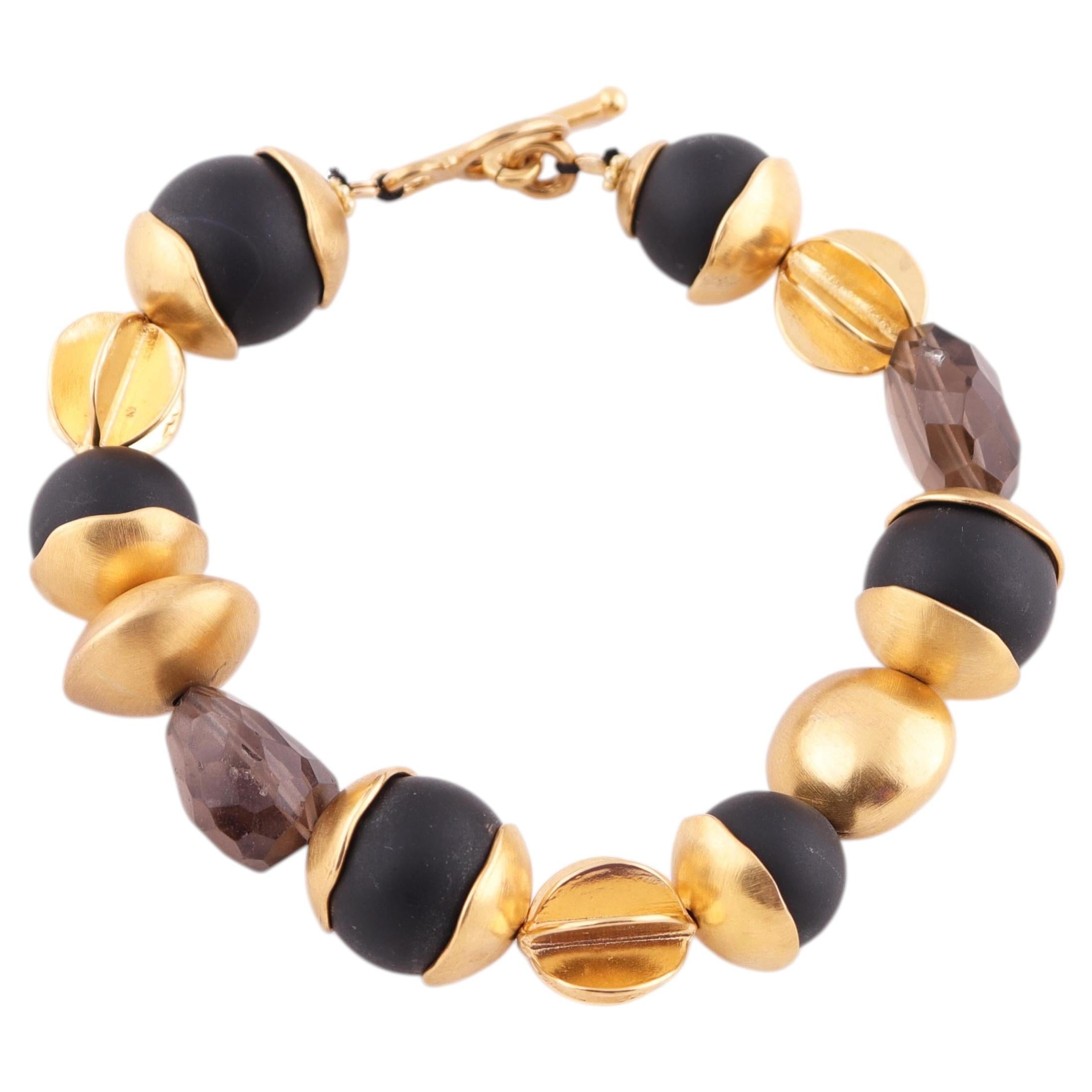 Pulsera de ónice negro en oro vermeil de 24 quilates y cuarzo ahumado de Katerina Makriyianni