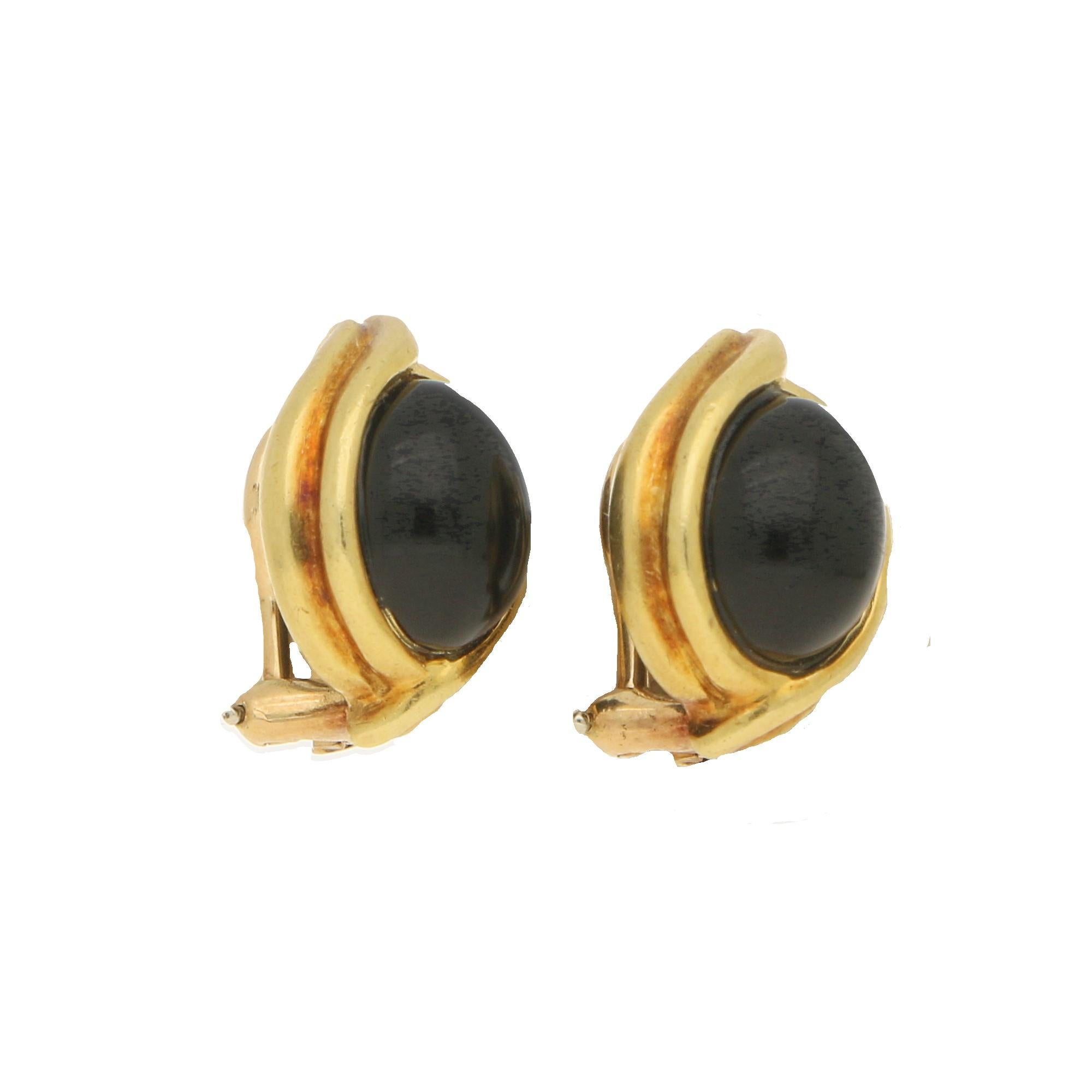Clous d'oreilles à clip en or jaune 18 carats avec cabochon d'onyx noir Unisexe en vente