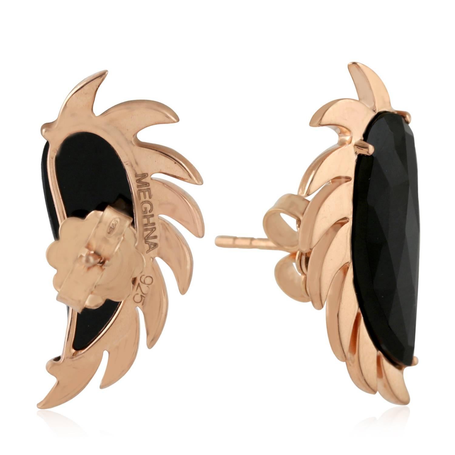 Diese unverwechselbaren Ohrstecker sind moderne Schmuckstücke, die in Handarbeit aus 18 Karat Gold und Sterlingsilber gefertigt werden. Der schillernde schwarze Onyx mit 16,0 Karat im Rosenschliff ist von den für MEGHNA JEWELS