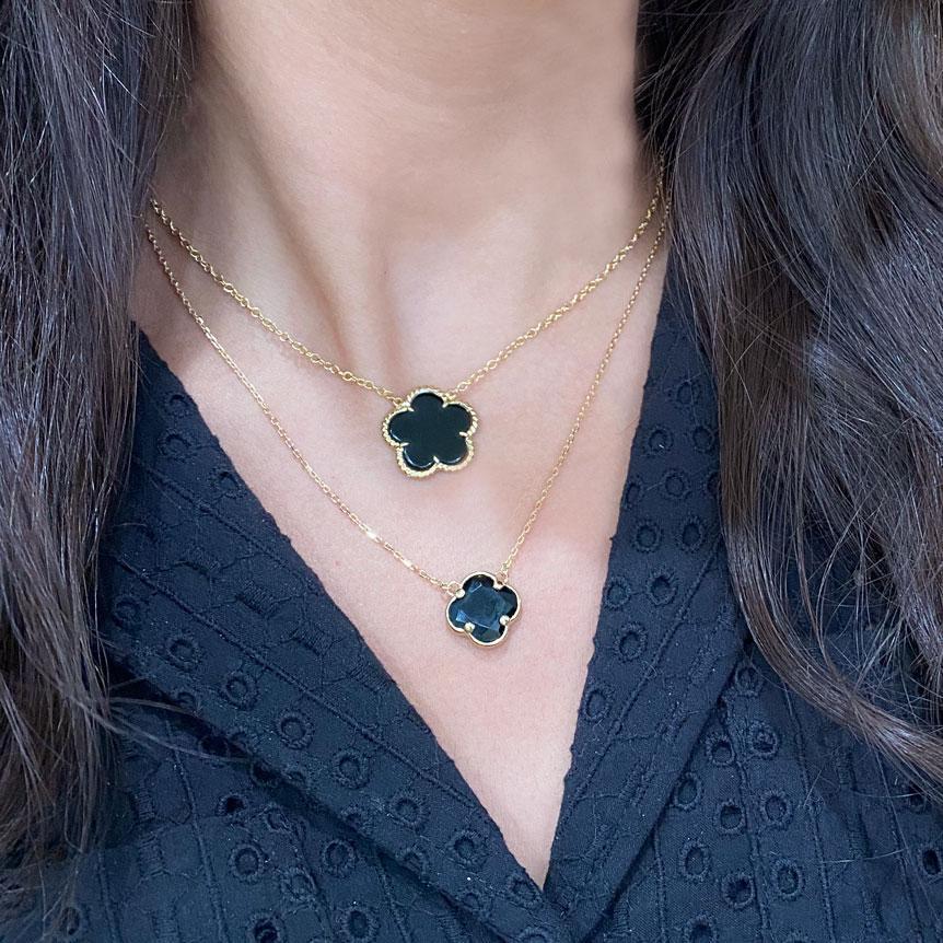 14K Gelbgold
1 Kleeblattförmiger schwarzer Onyx - 17 Millimeter groß
Kettenlänge: 16 Zoll

In diesem atemberaubenden Schmuckstück trifft feines, einzigartiges Kunsthandwerk auf unglaubliche Qualität.

Alle Alberto Stücke werden in den USA