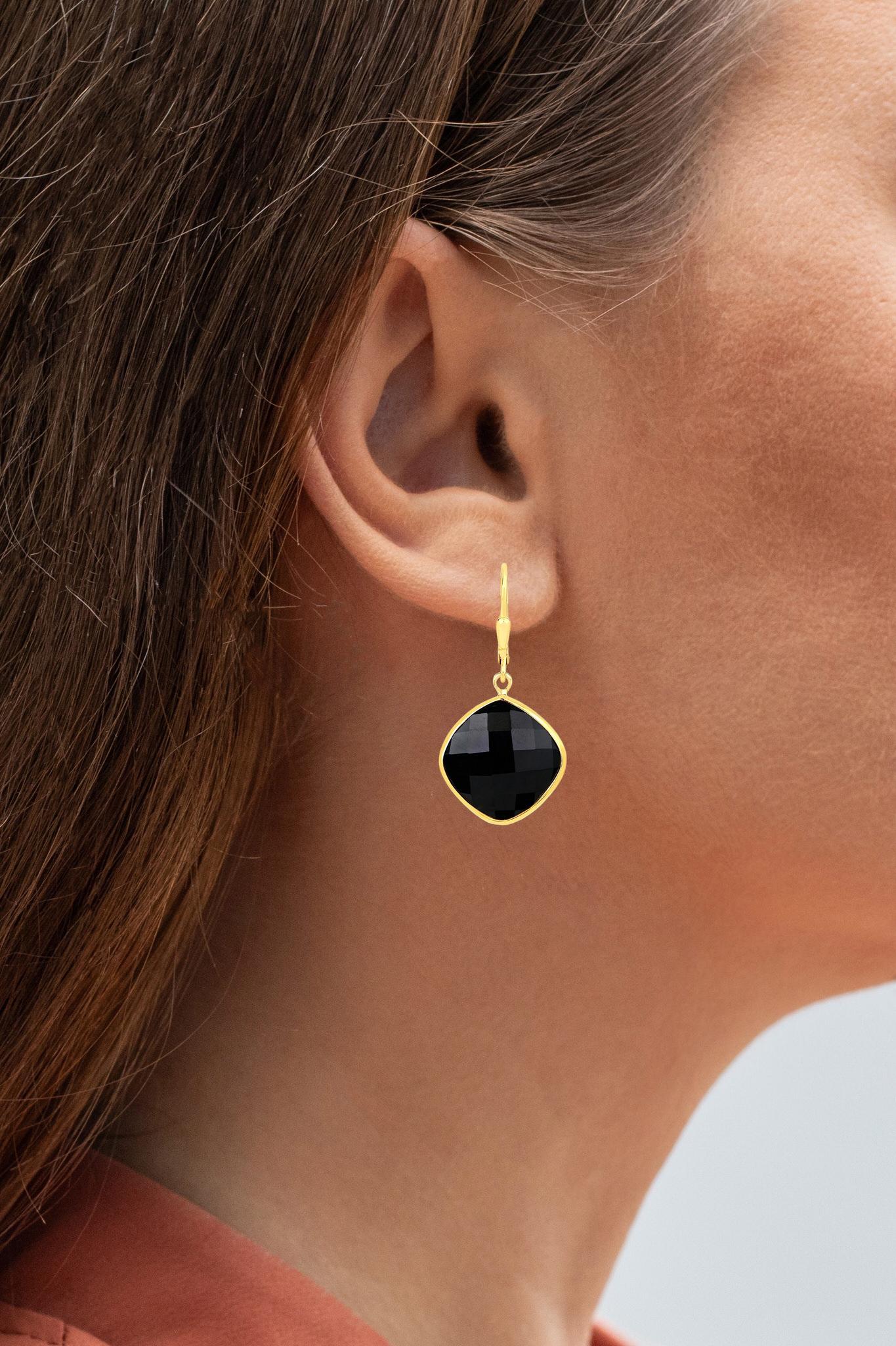 Il est accompagné d'une évaluation gemmologique par la GIA (GG/AJP).
Toutes les pierres précieuses sont naturelles.
2 Onyx noirs = 19,50 Carats
Métal : argent sterling plaqué or jaune 18K
Dimensions : 36 x 18 x 7 mm : 36 x 18 x 7 mm