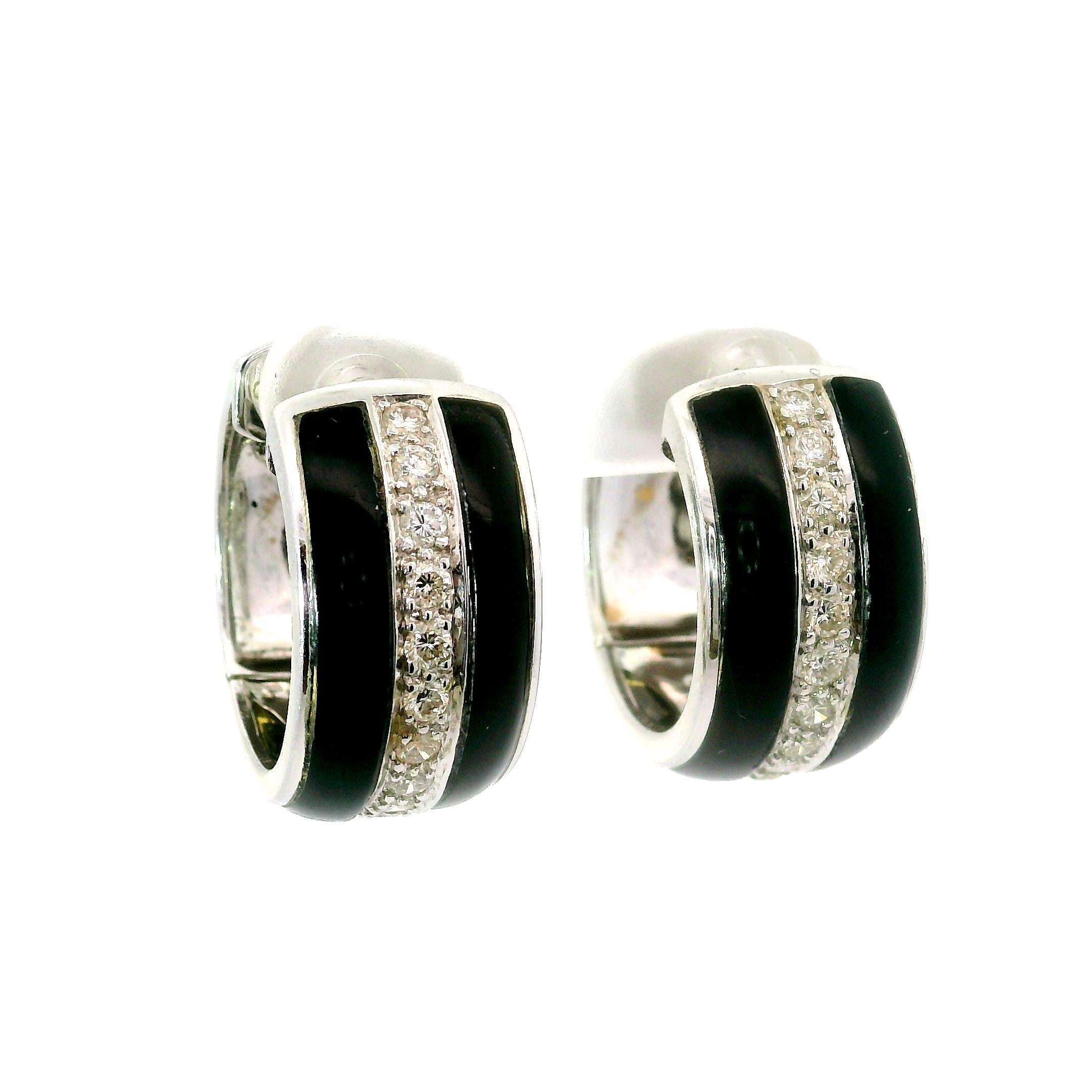Collectionnées en or blanc 18 carats, ces boucles d'oreilles sont un ajout saisissant à toute collection. Whiting, de fins onyx noirs qui dégagent une allure audacieuse et sophistiquée et contrastent fortement avec l'or blanc. Accentuées par 0,66