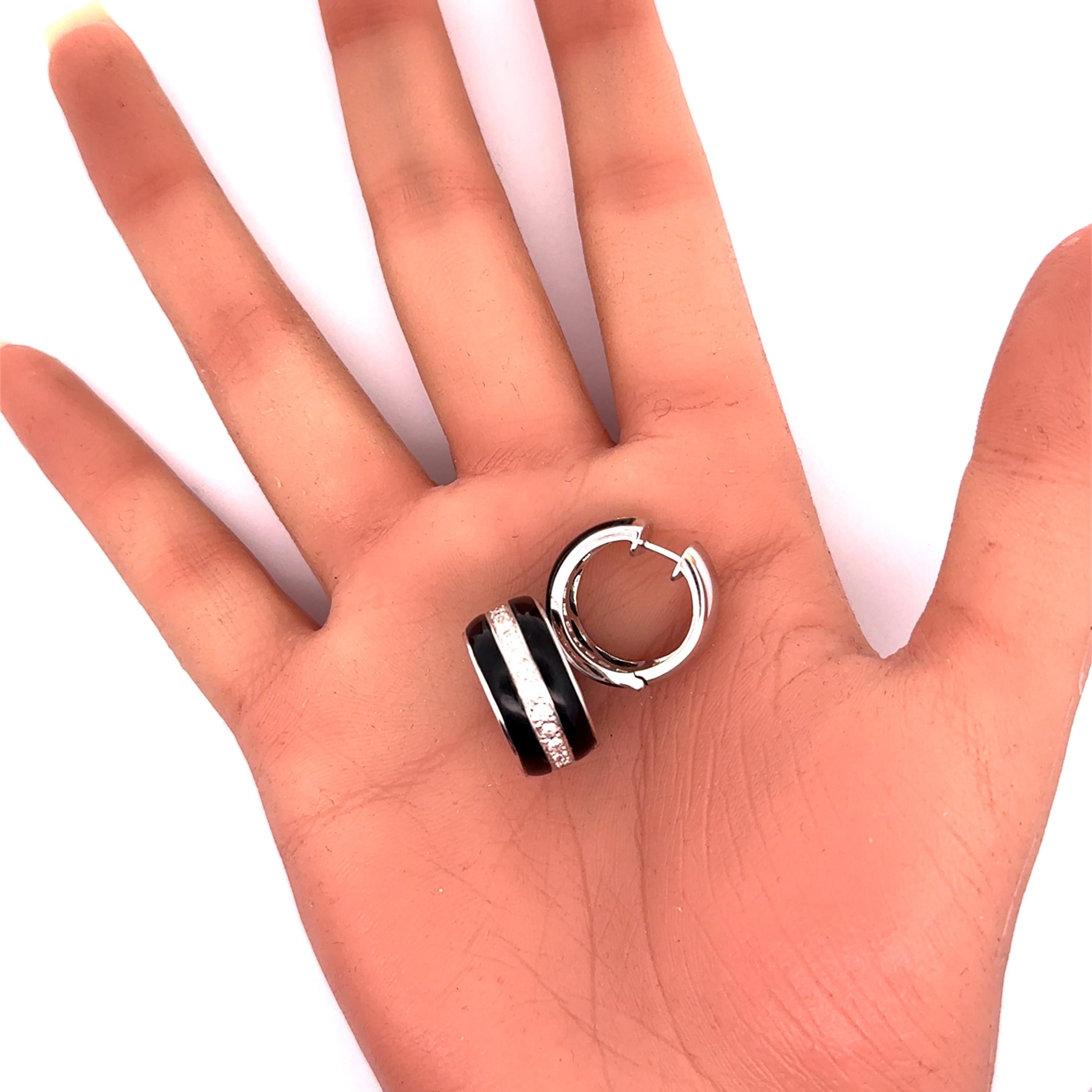 Taille cabochon Onyx noir Diamant Boucles d'oreilles Huggie en or blanc 18k en vente